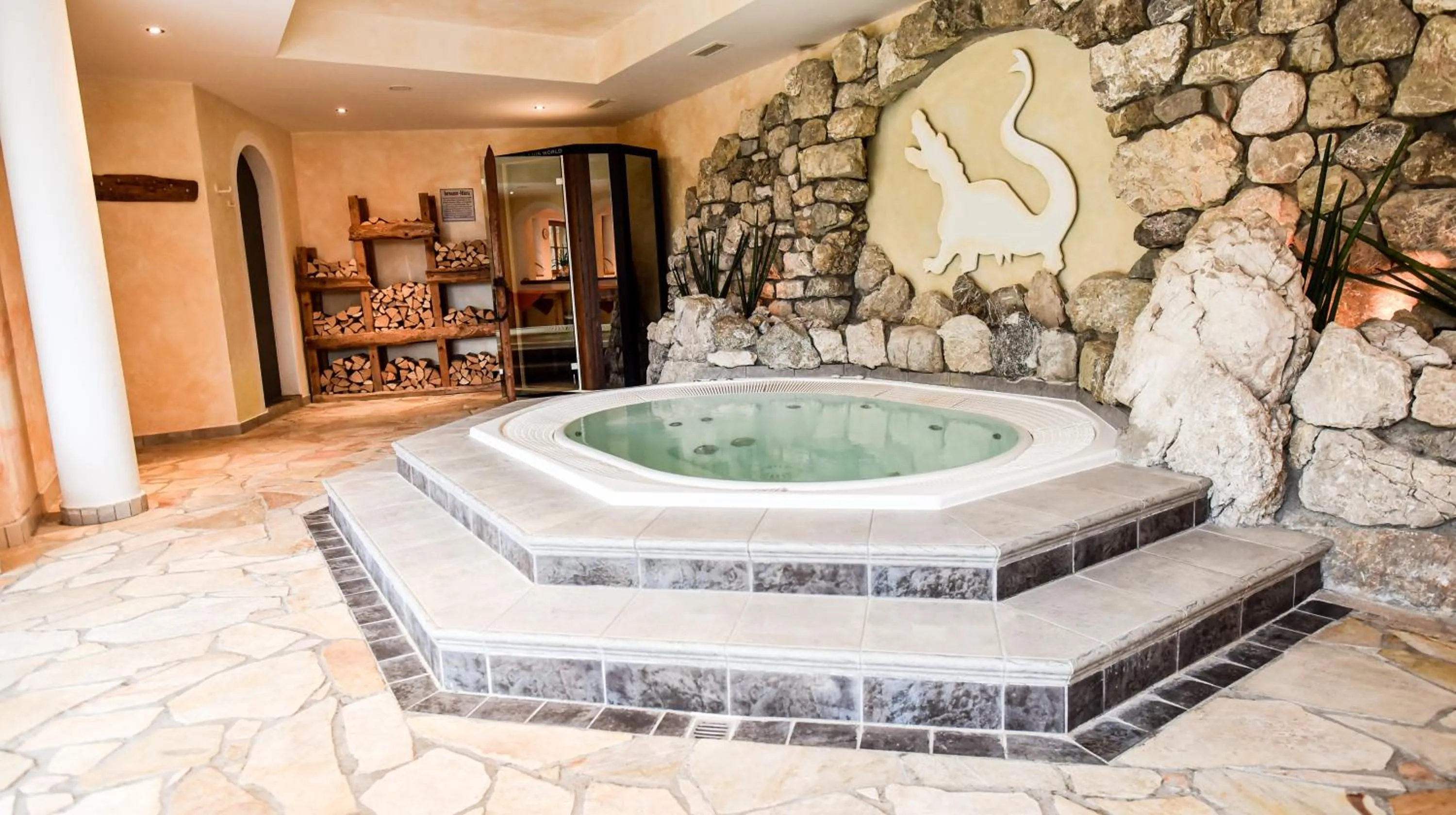 Hot Tub in Feuriger Tatzlwurm Berghotel & Spa, BW Signature Collection