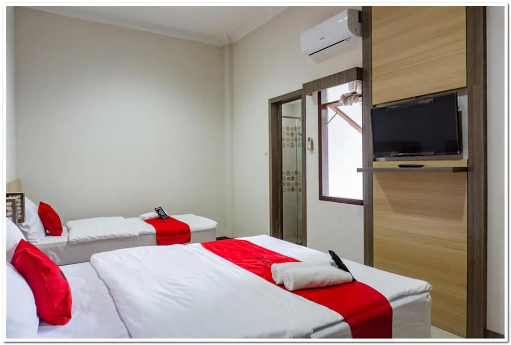 Bed in RedDoorz near Jogja City Mall 4