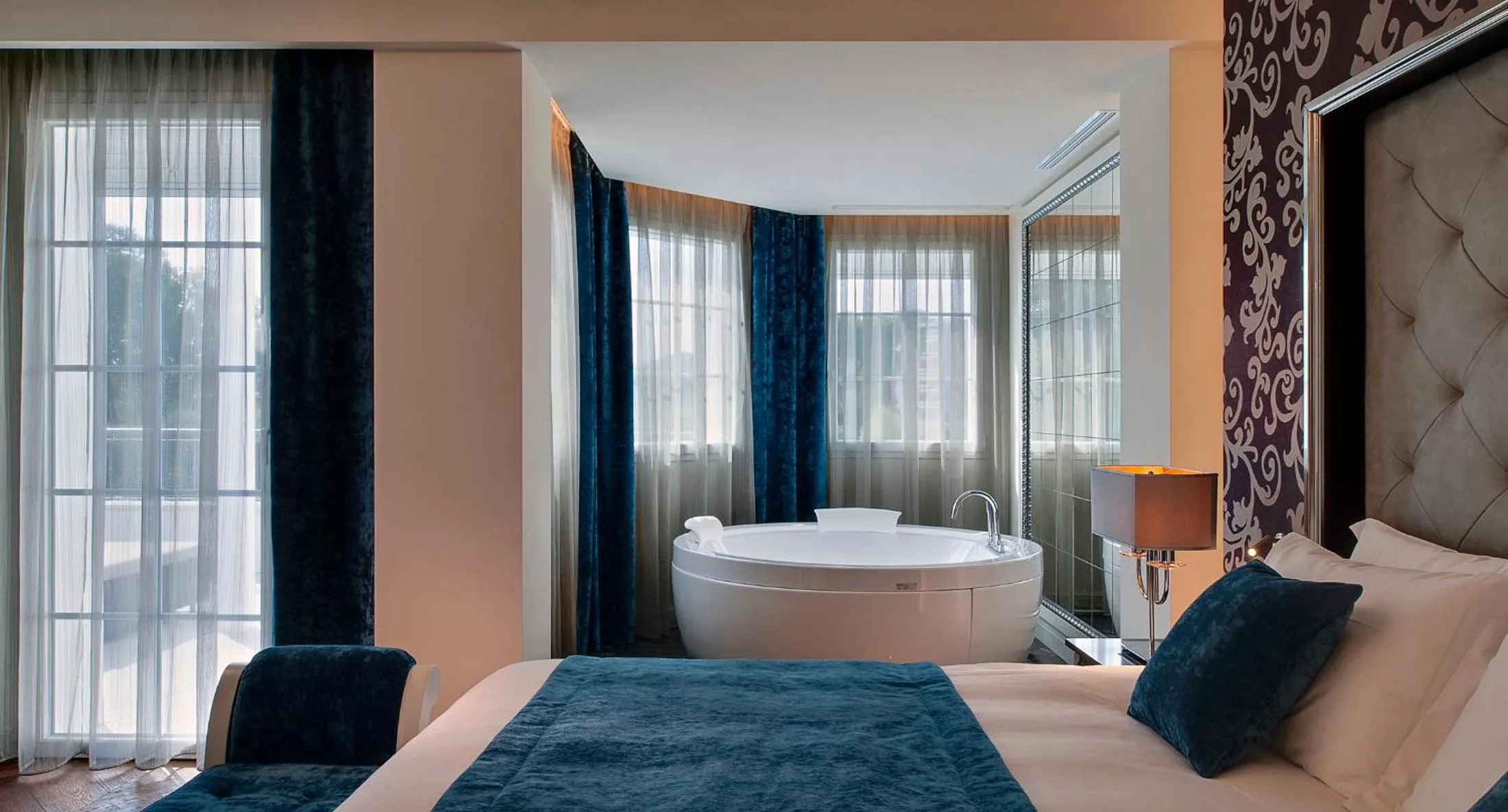Hot Tub, Bed in Tritone LUXURY HOTEL THERMAE & SPA