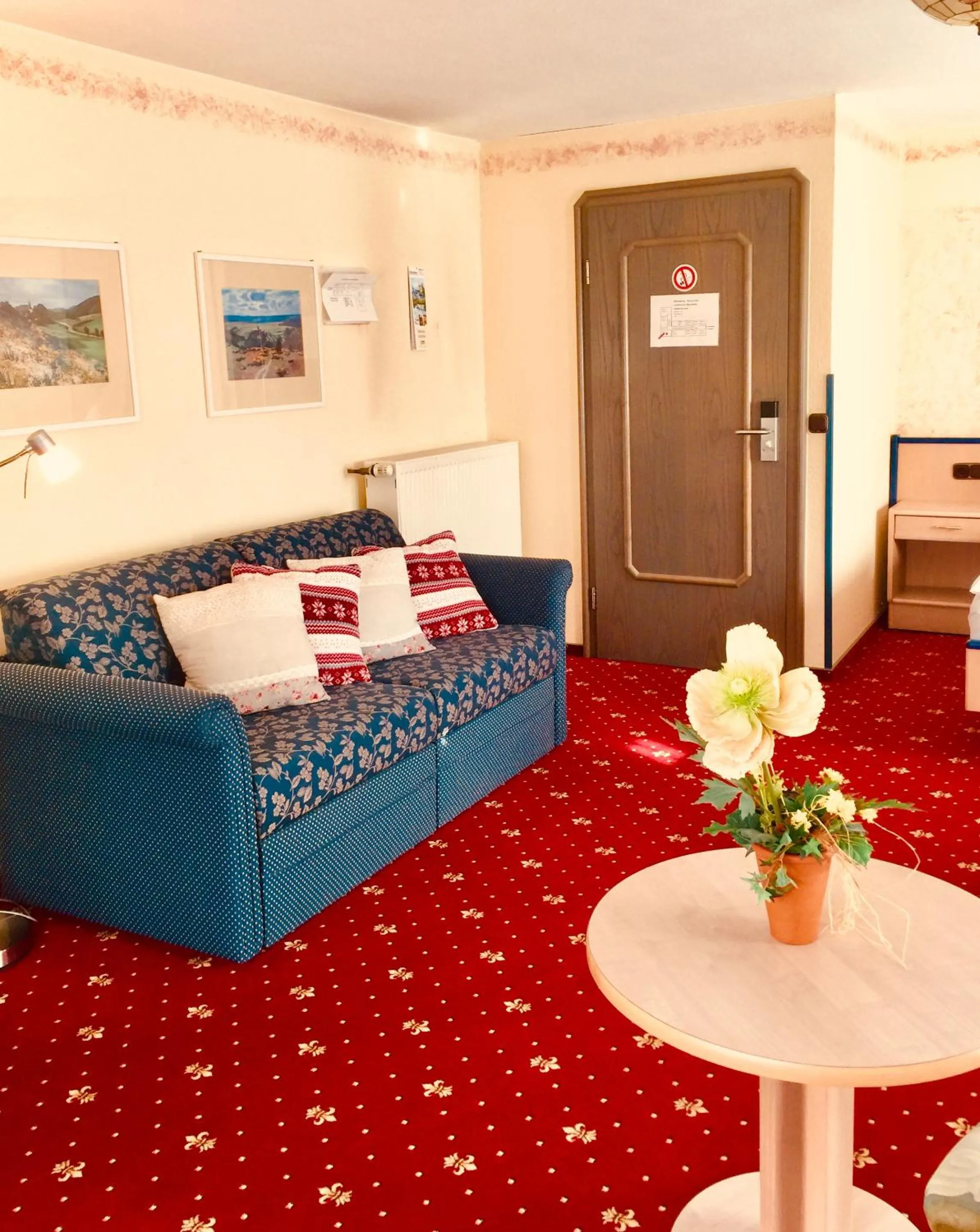 Living room, Bed in Landhotel am Wenzelbach