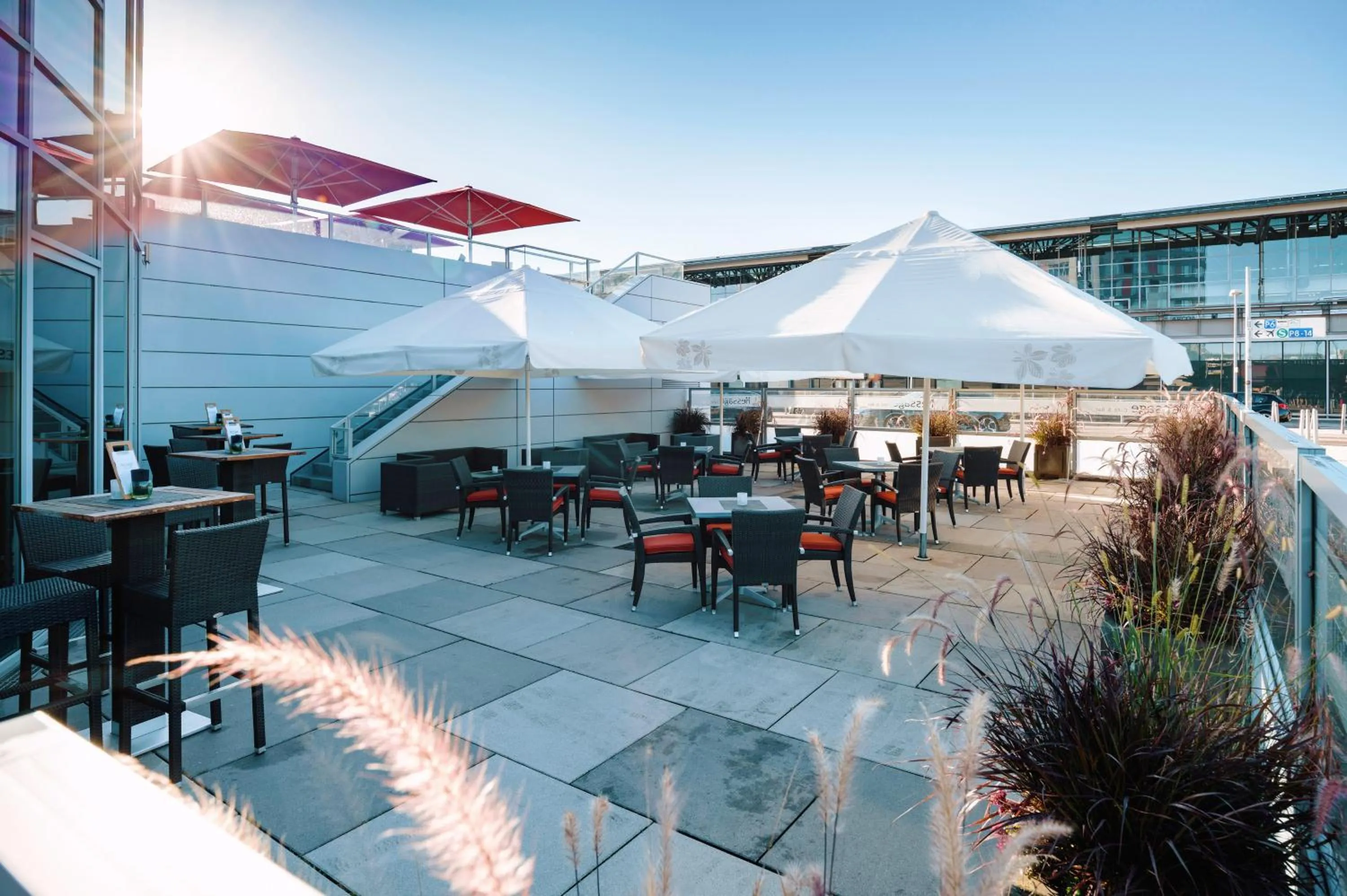 Lounge or bar in Mövenpick Hotel Stuttgart Airport