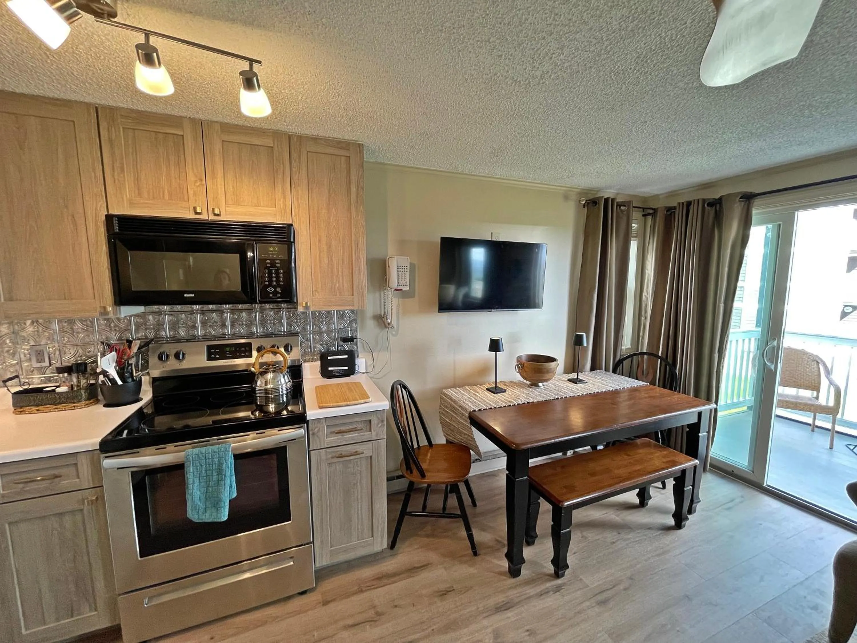 Stroll to Slopes, Village Area, Ski in-Out MtLodge 210