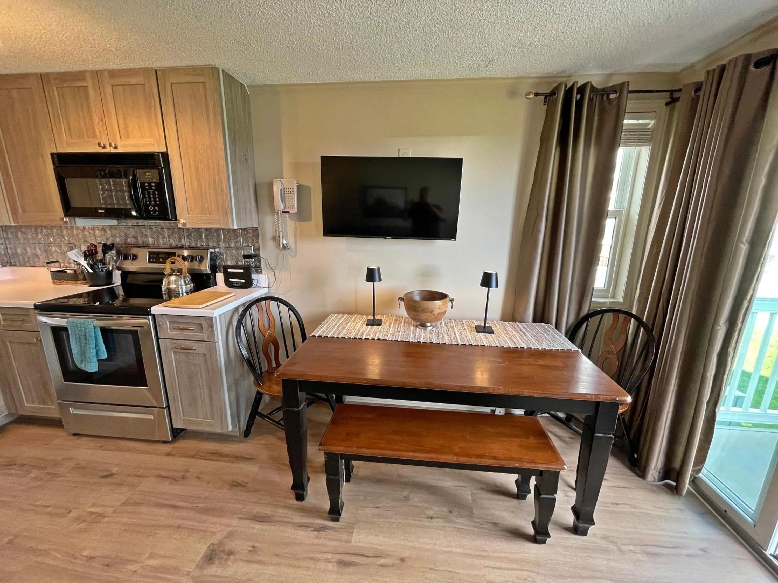 Stroll to Slopes, Village Area, Ski in-Out MtLodge 210