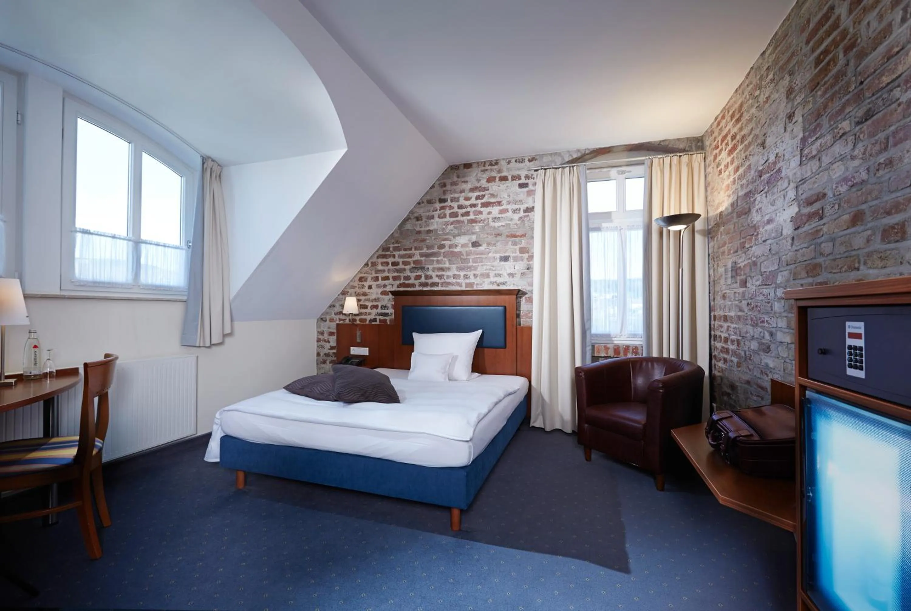 Photo of the whole room, Bed in Kochs Stadthotel