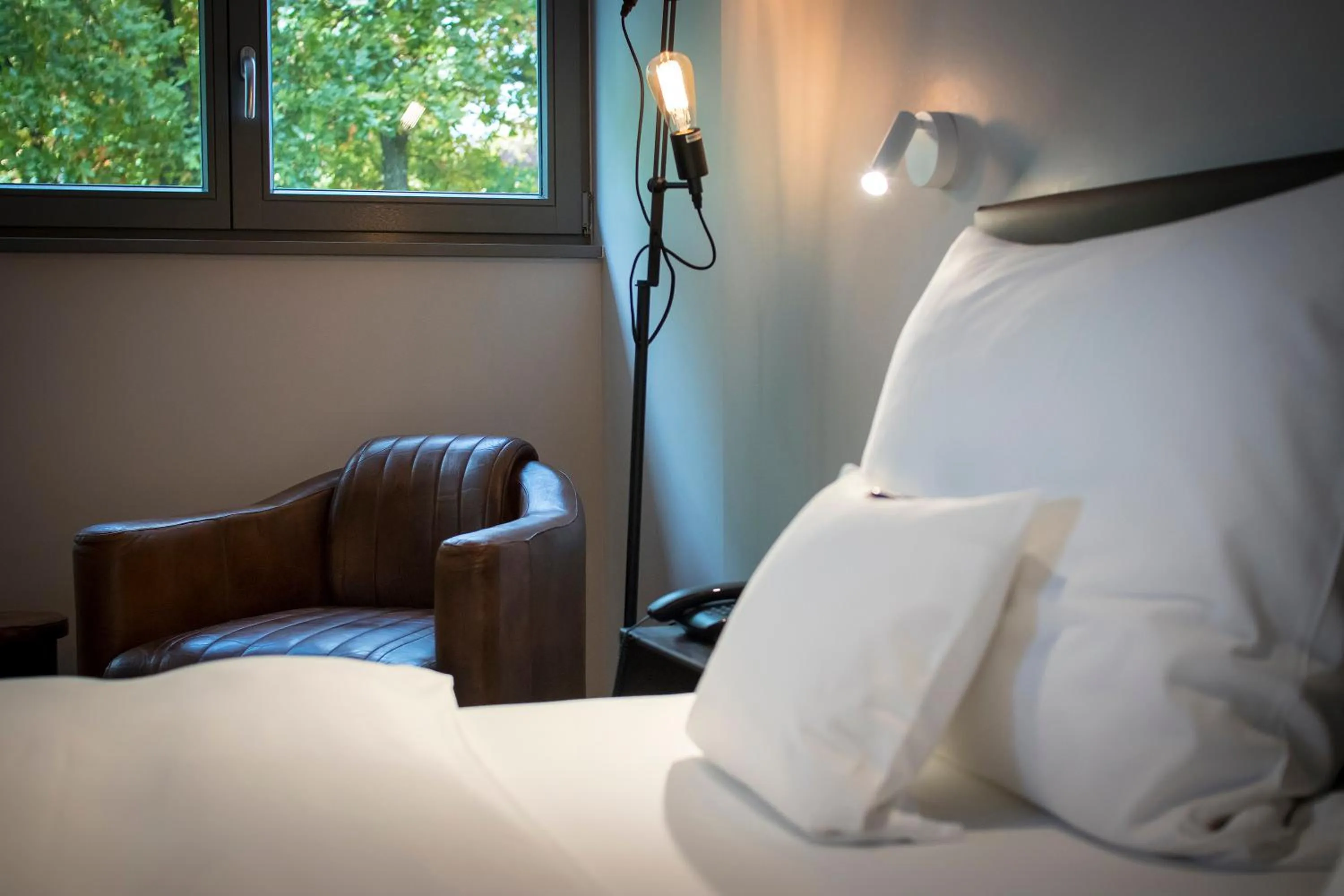 Seating area, Bed in Kochs Stadthotel