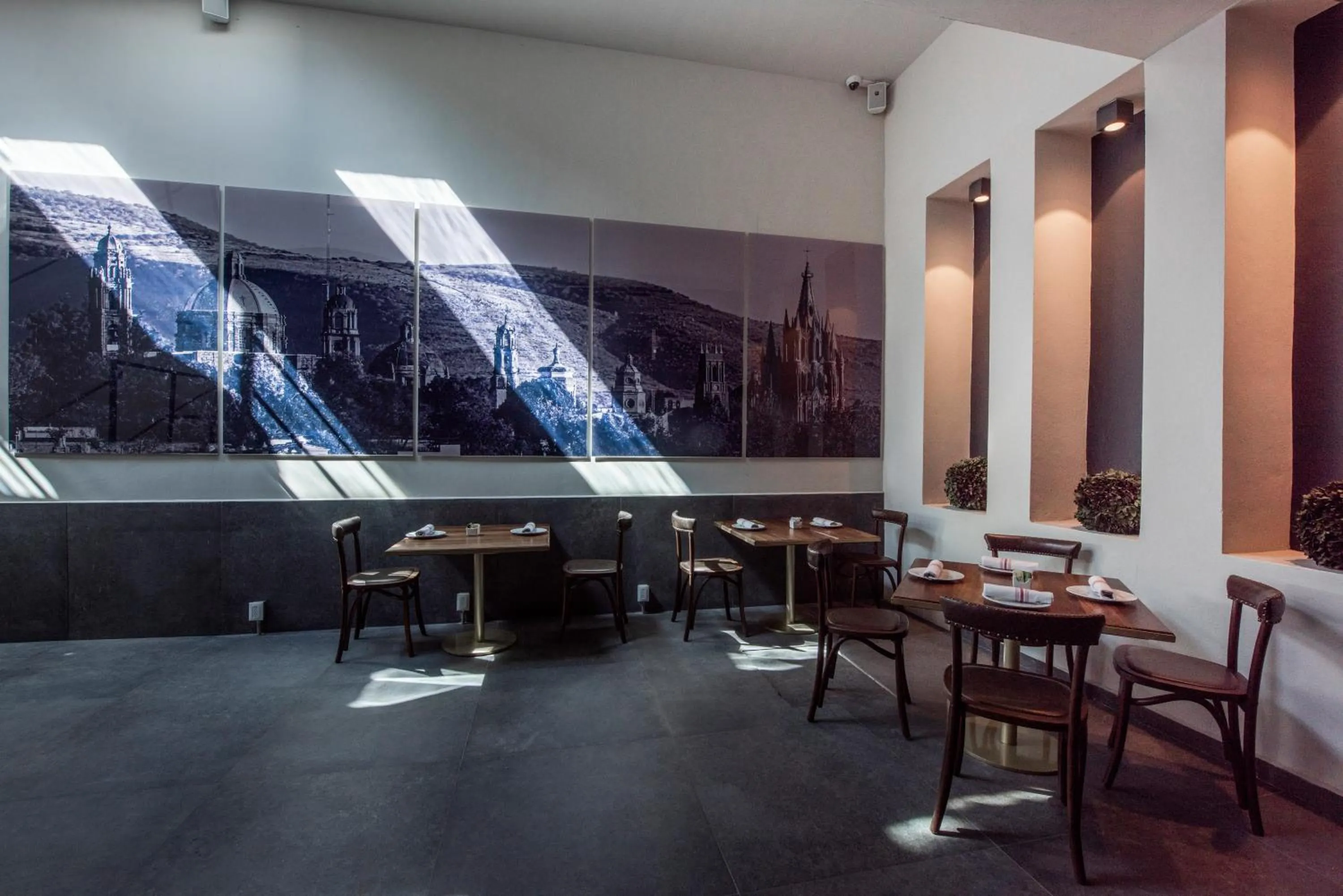 Restaurant/places to eat in Hotel Madi