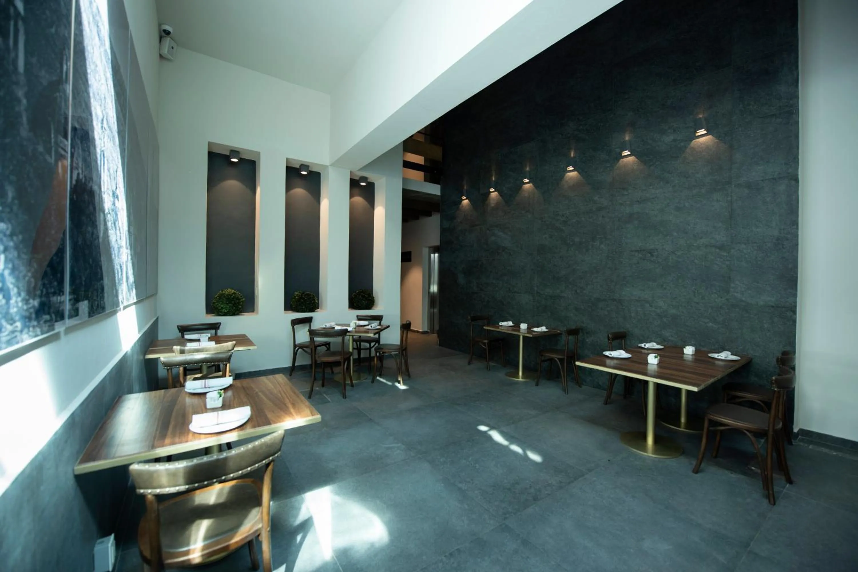 Restaurant/places to eat in Hotel Madi