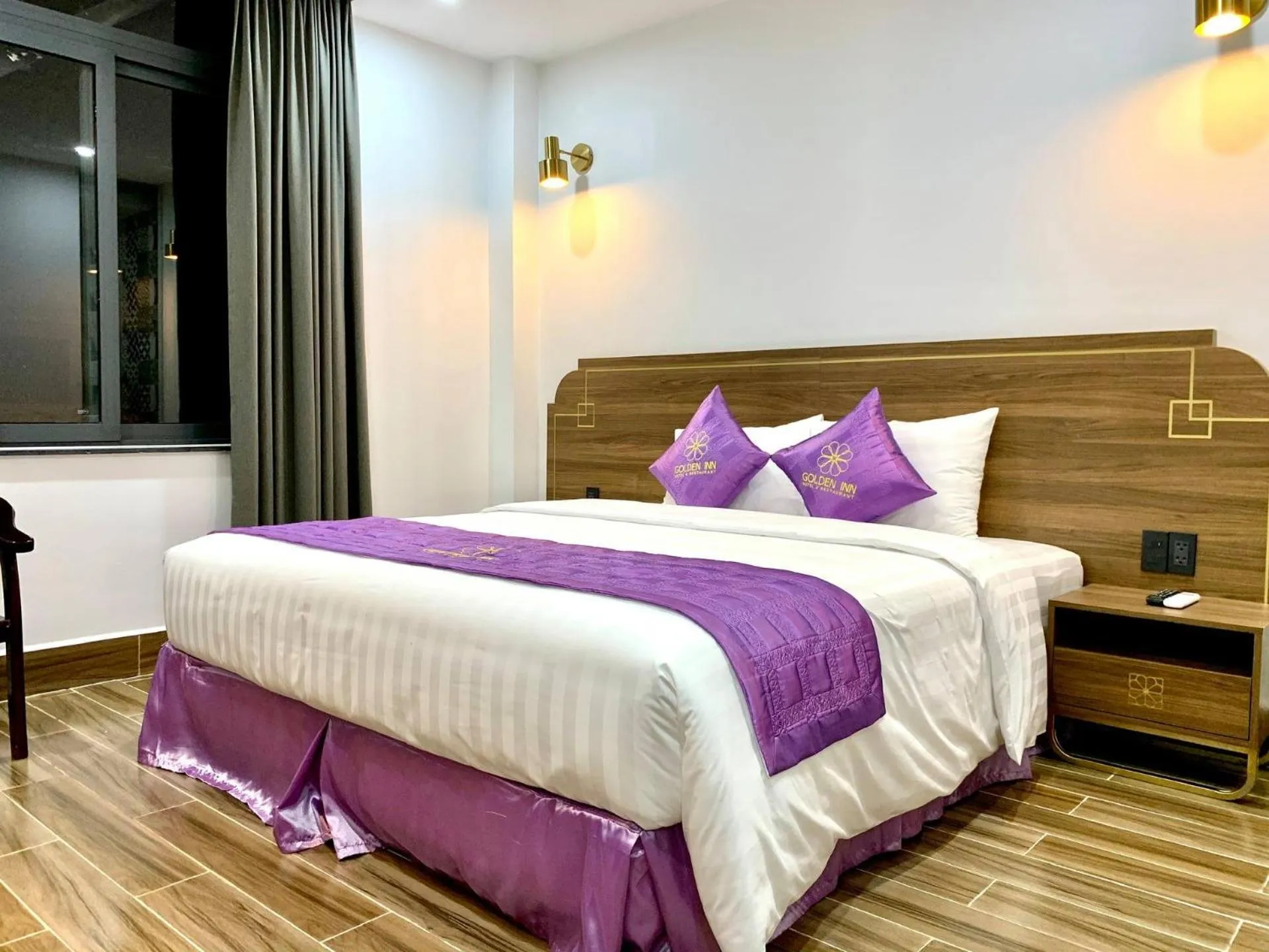 Bedroom, Bed in Golden Inn Hotel