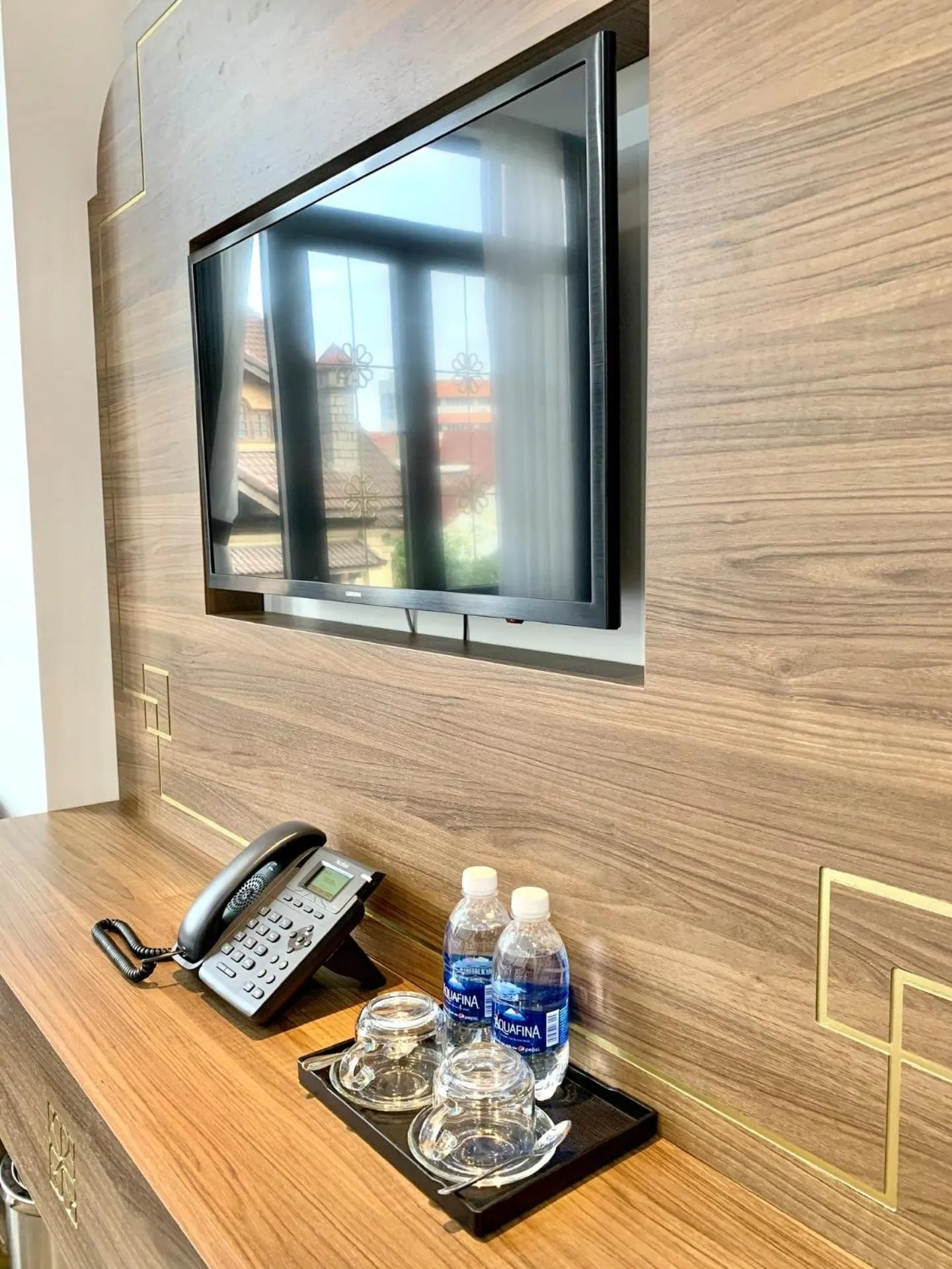 TV and multimedia in Golden Inn Hotel