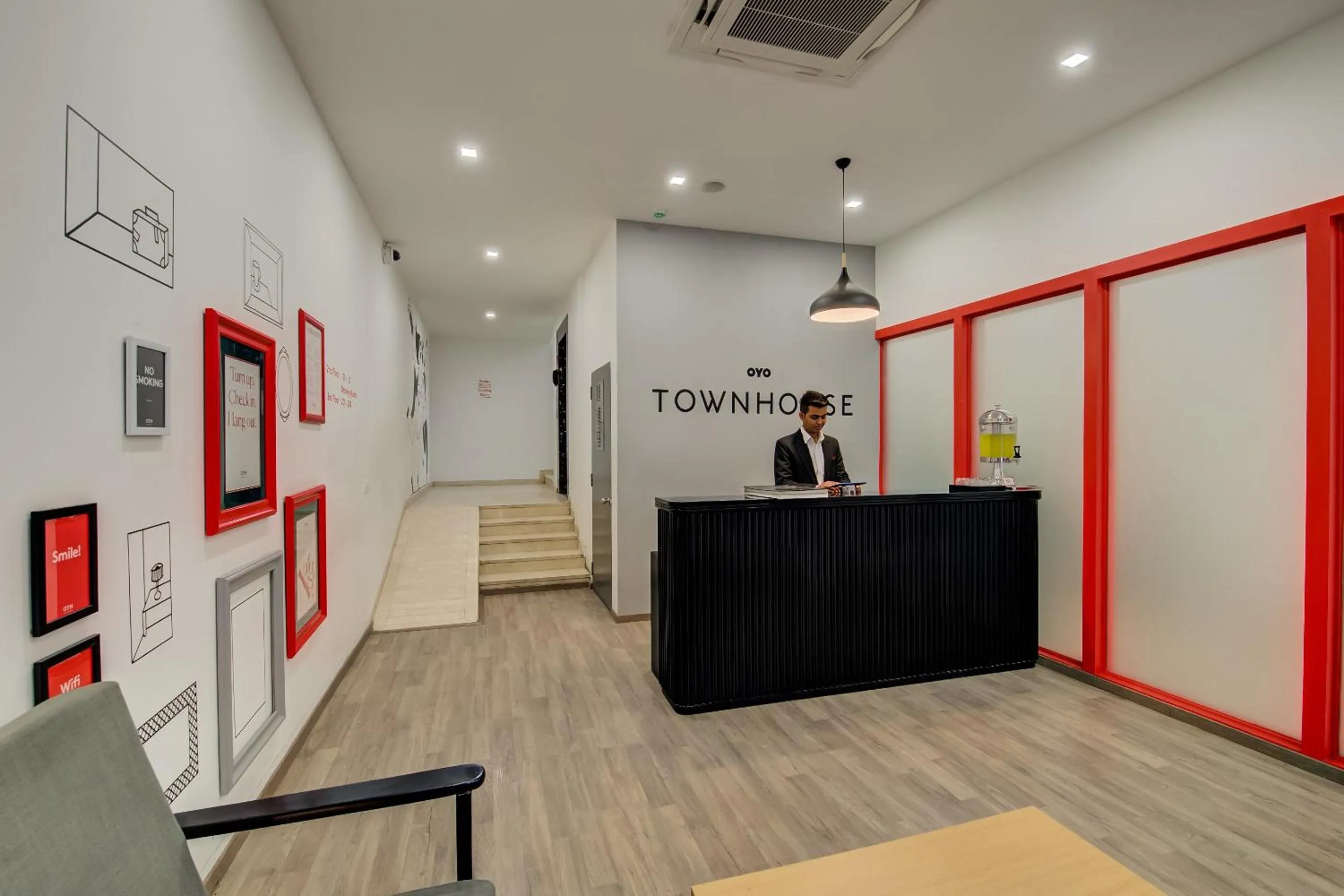 Lobby or reception in Super Townhouse MG Road Pune