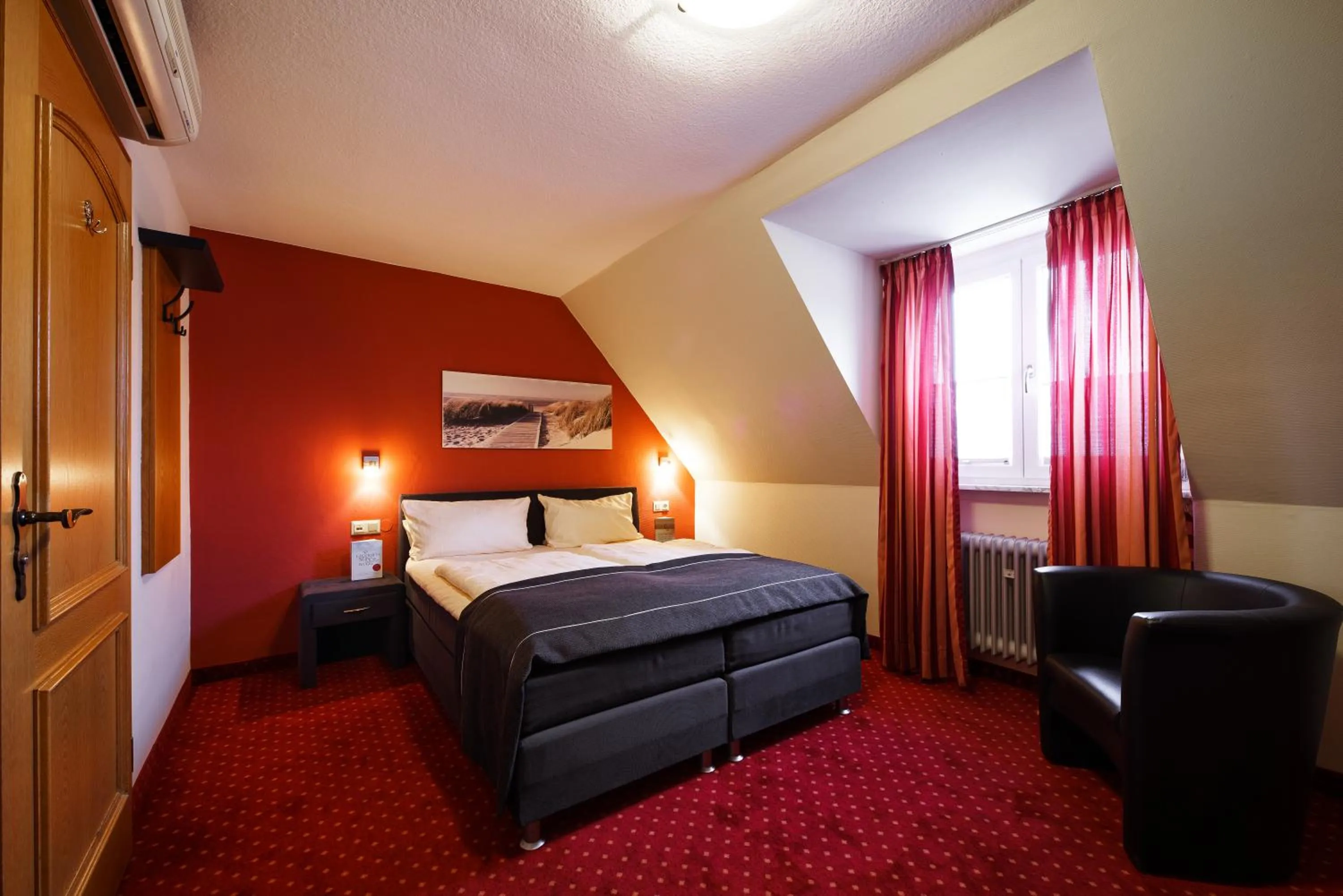 Photo of the whole room, Bed in Hotel Rüdesheimer Hof