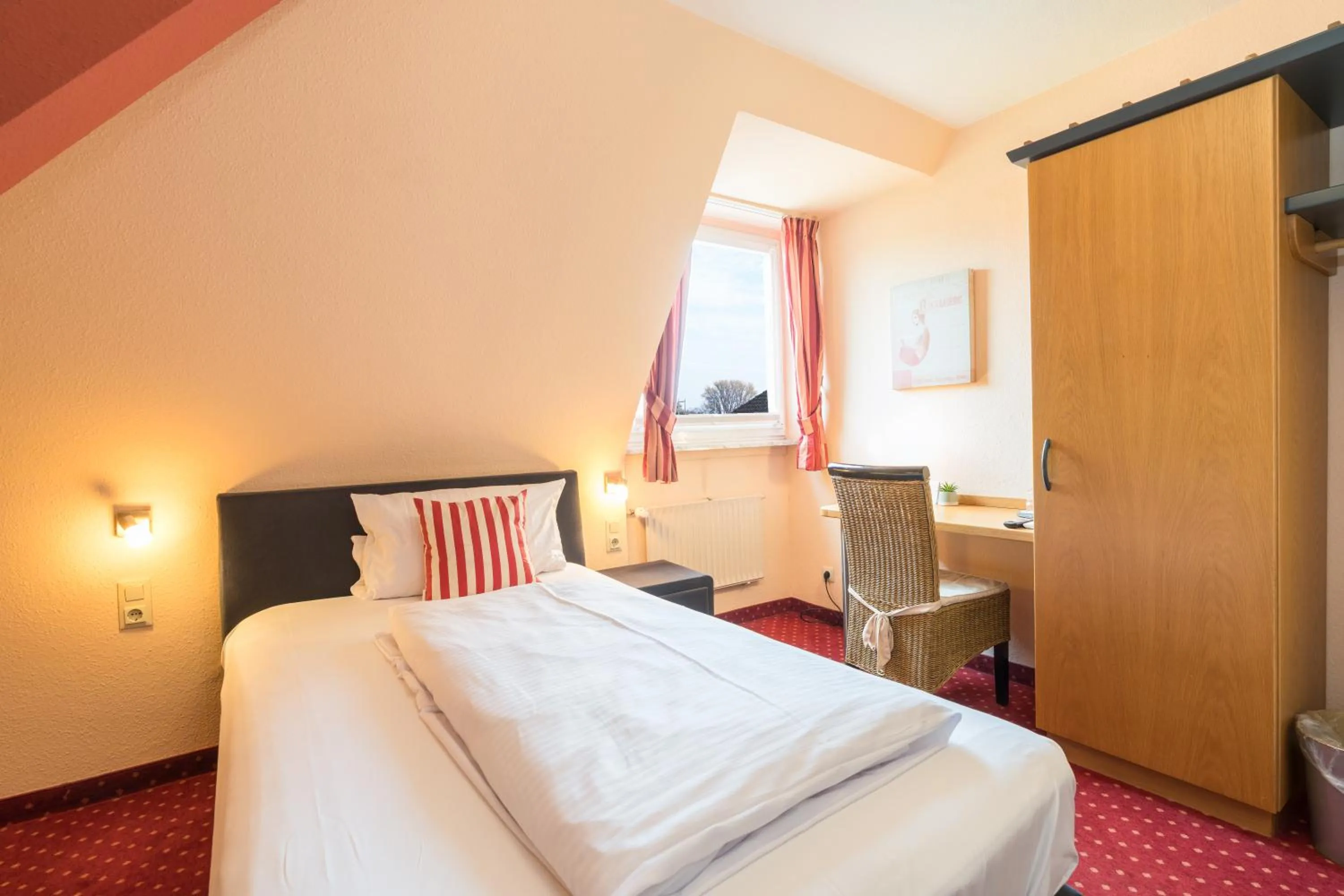 People, Bed in Hotel Rüdesheimer Hof