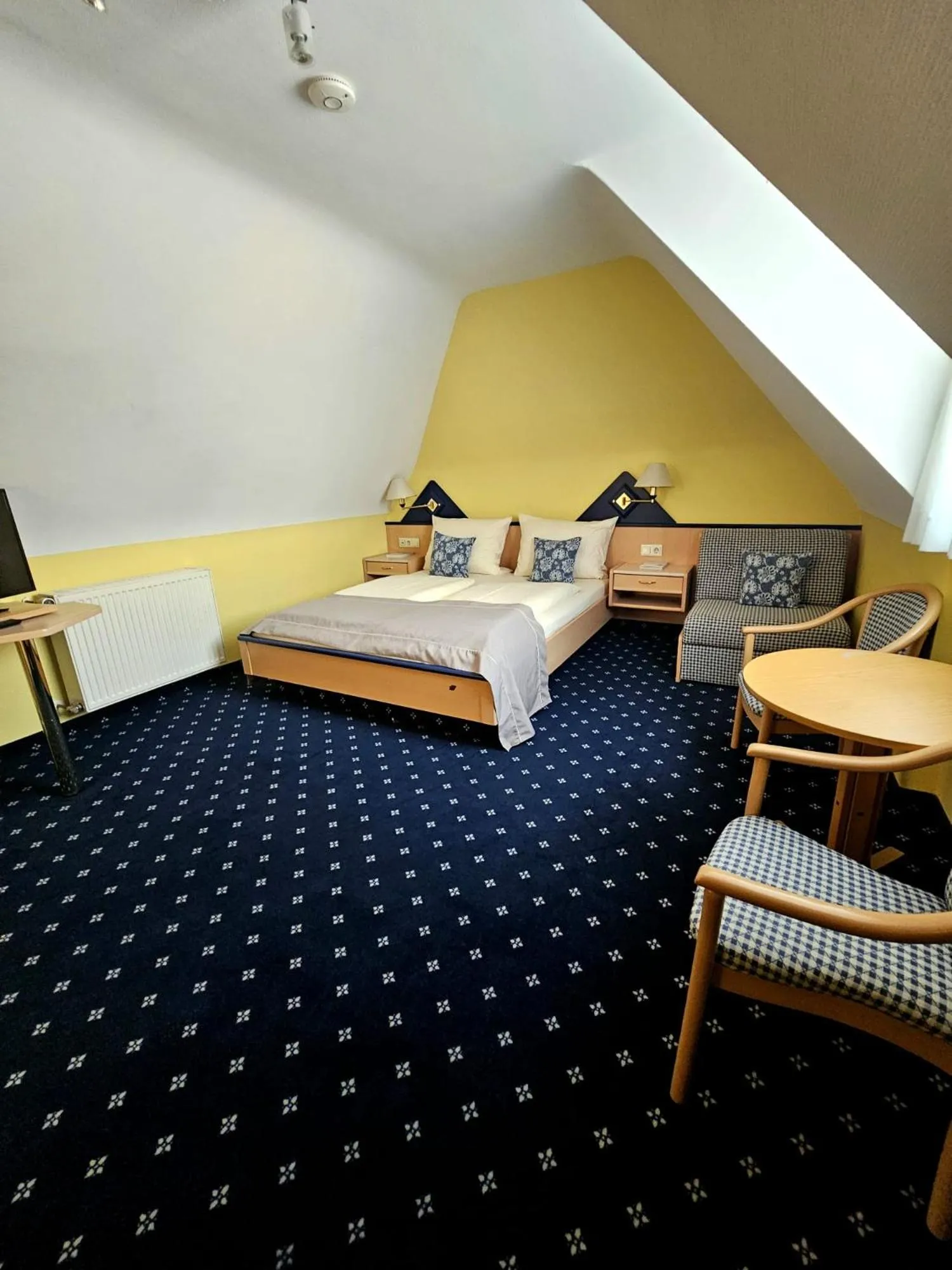 Bedroom, Bed in Hotel Rüdesheimer Hof