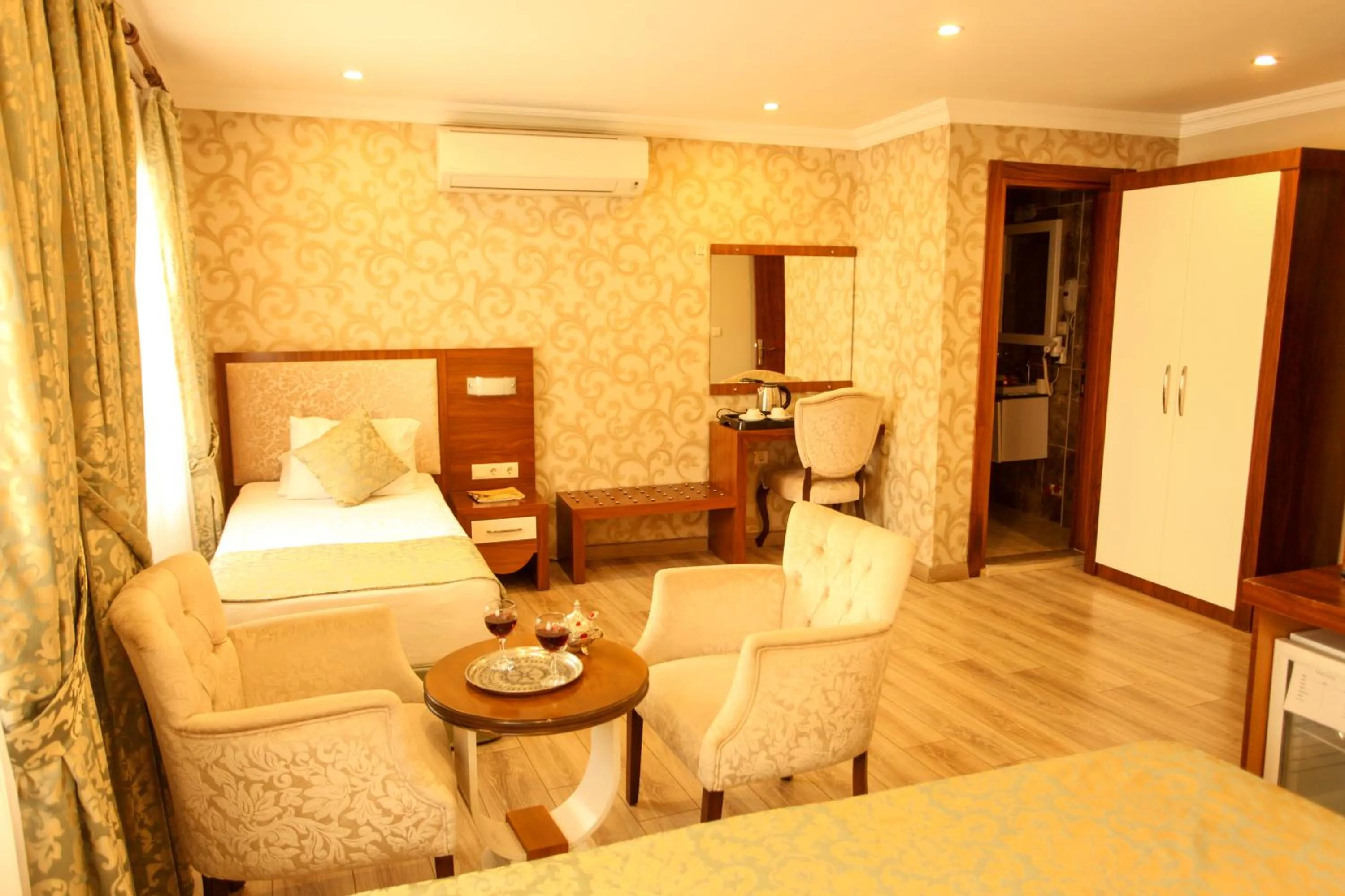 Photo of the whole room, Bed in Tuğhan Hotel