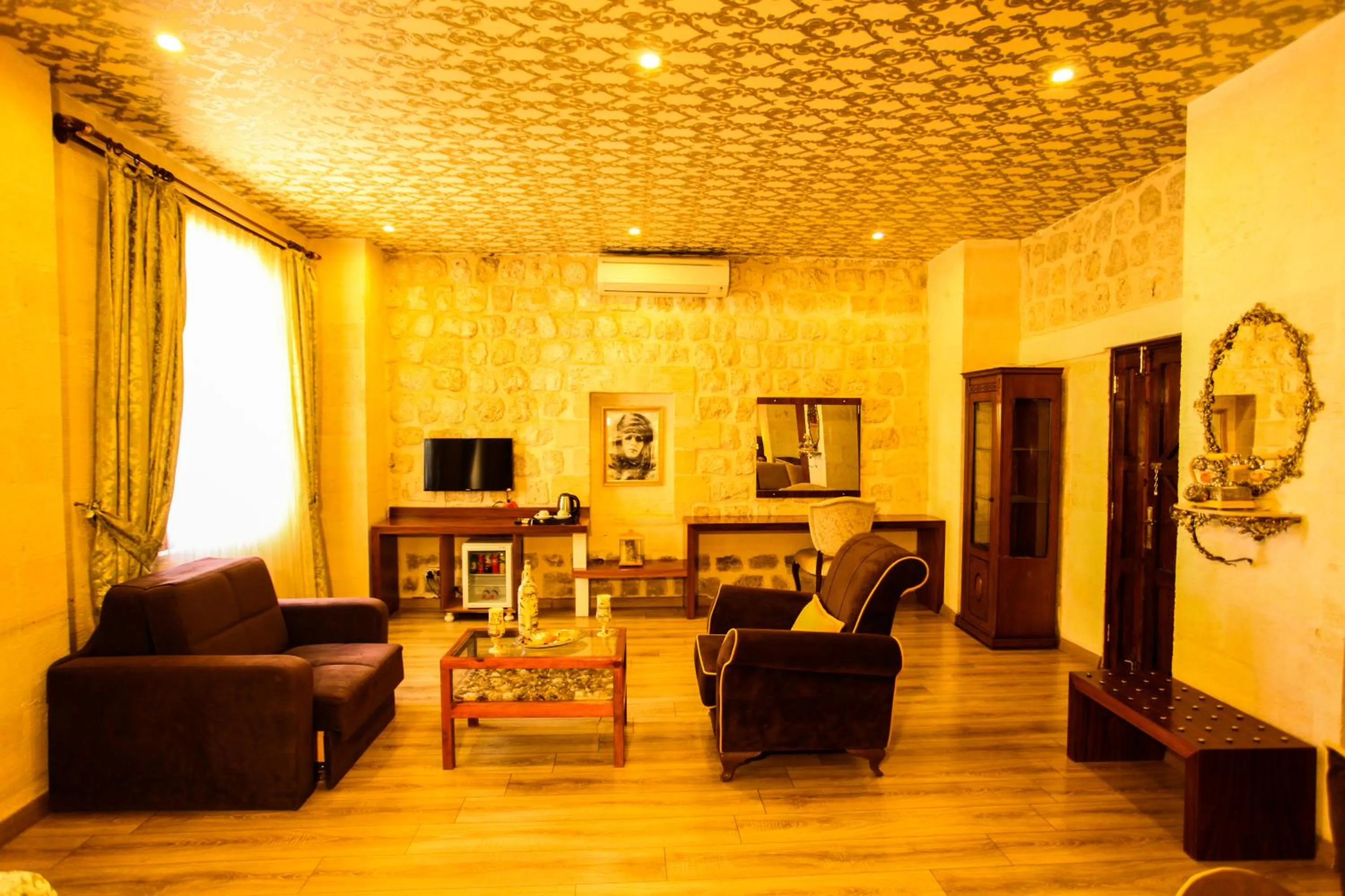 Communal lounge/ TV room in Tuğhan Hotel