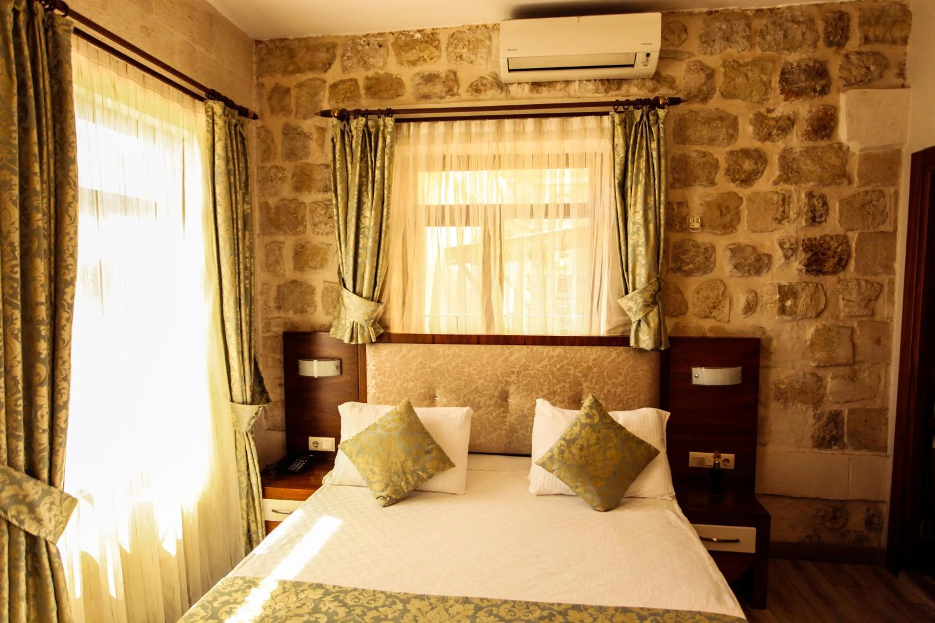 Photo of the whole room, Bed in Tuğhan Hotel
