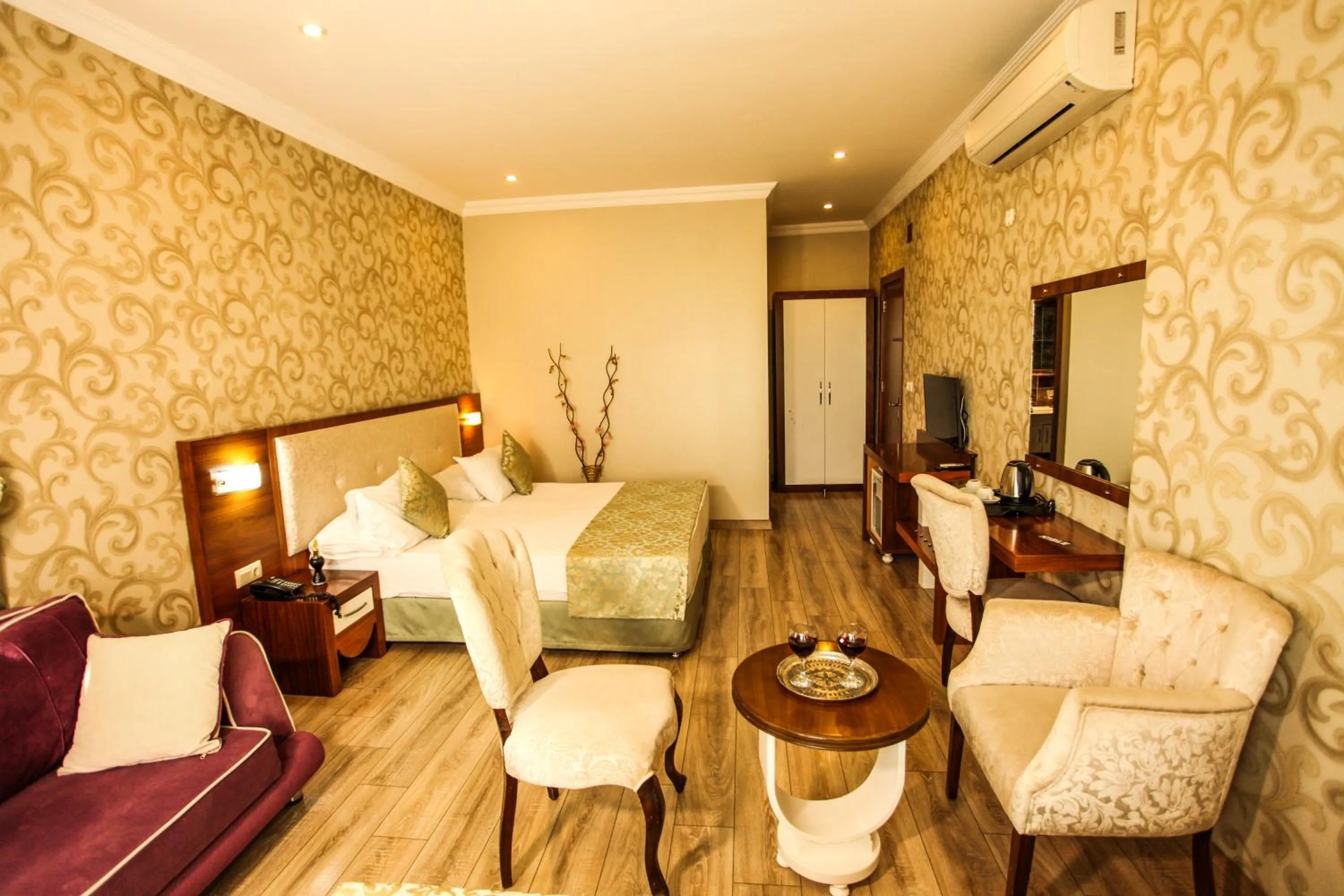 Photo of the whole room, Bed in Tuğhan Hotel