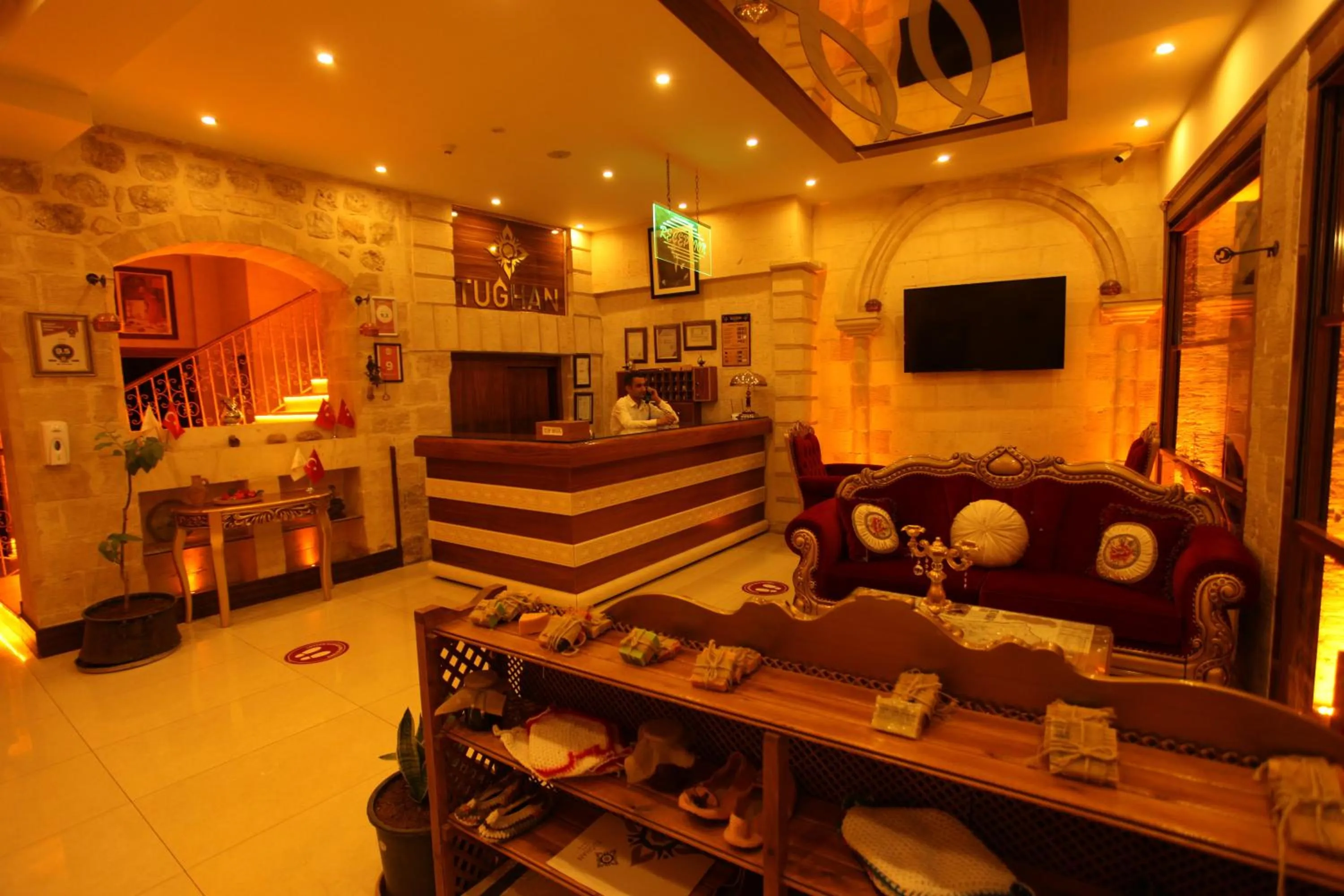 Communal lounge/ TV room in Tuğhan Hotel