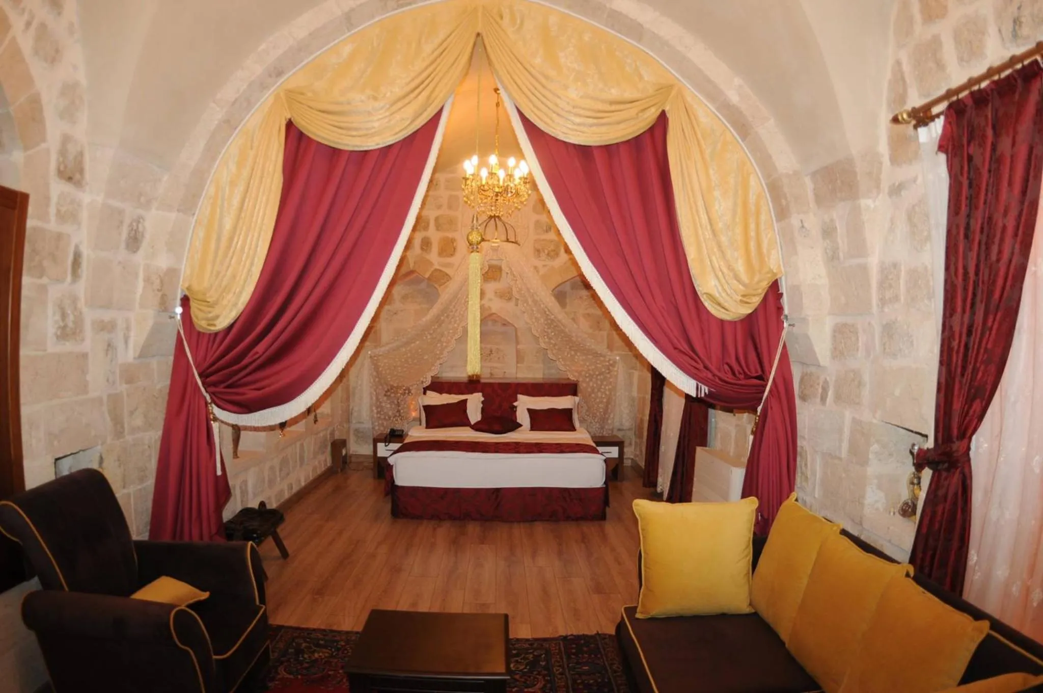 Photo of the whole room, Bed in Tuğhan Hotel