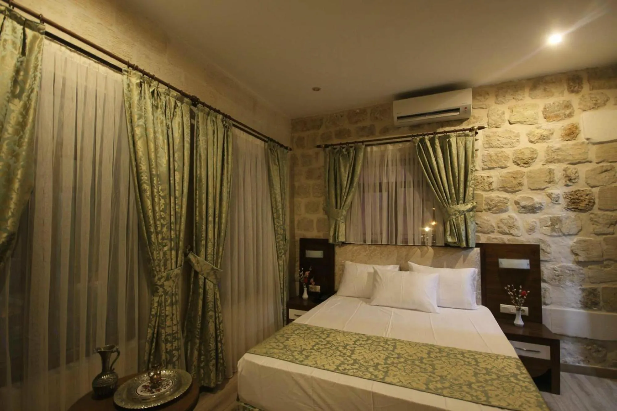 Photo of the whole room, Bed in Tuğhan Hotel