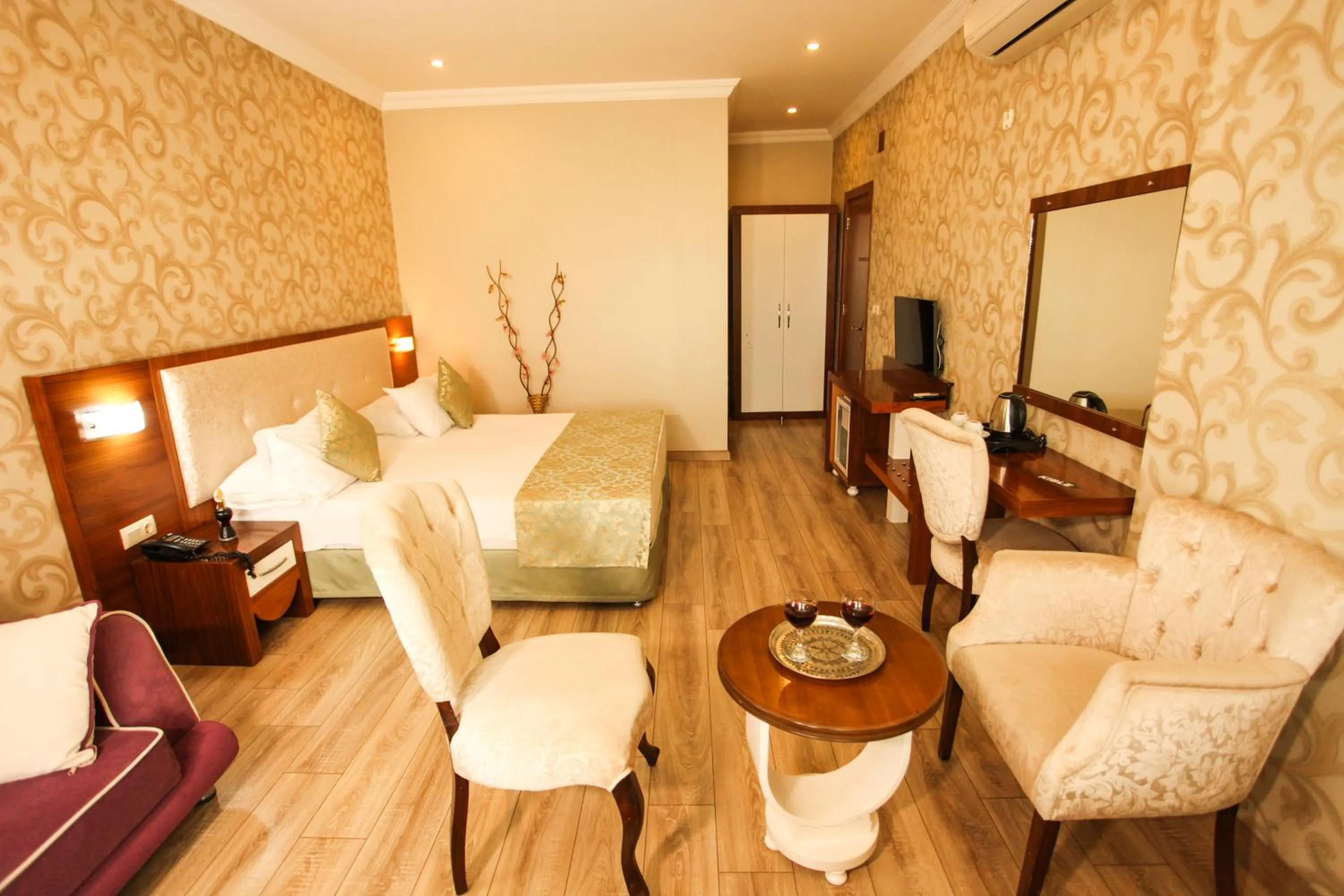 Photo of the whole room in Tuğhan Hotel