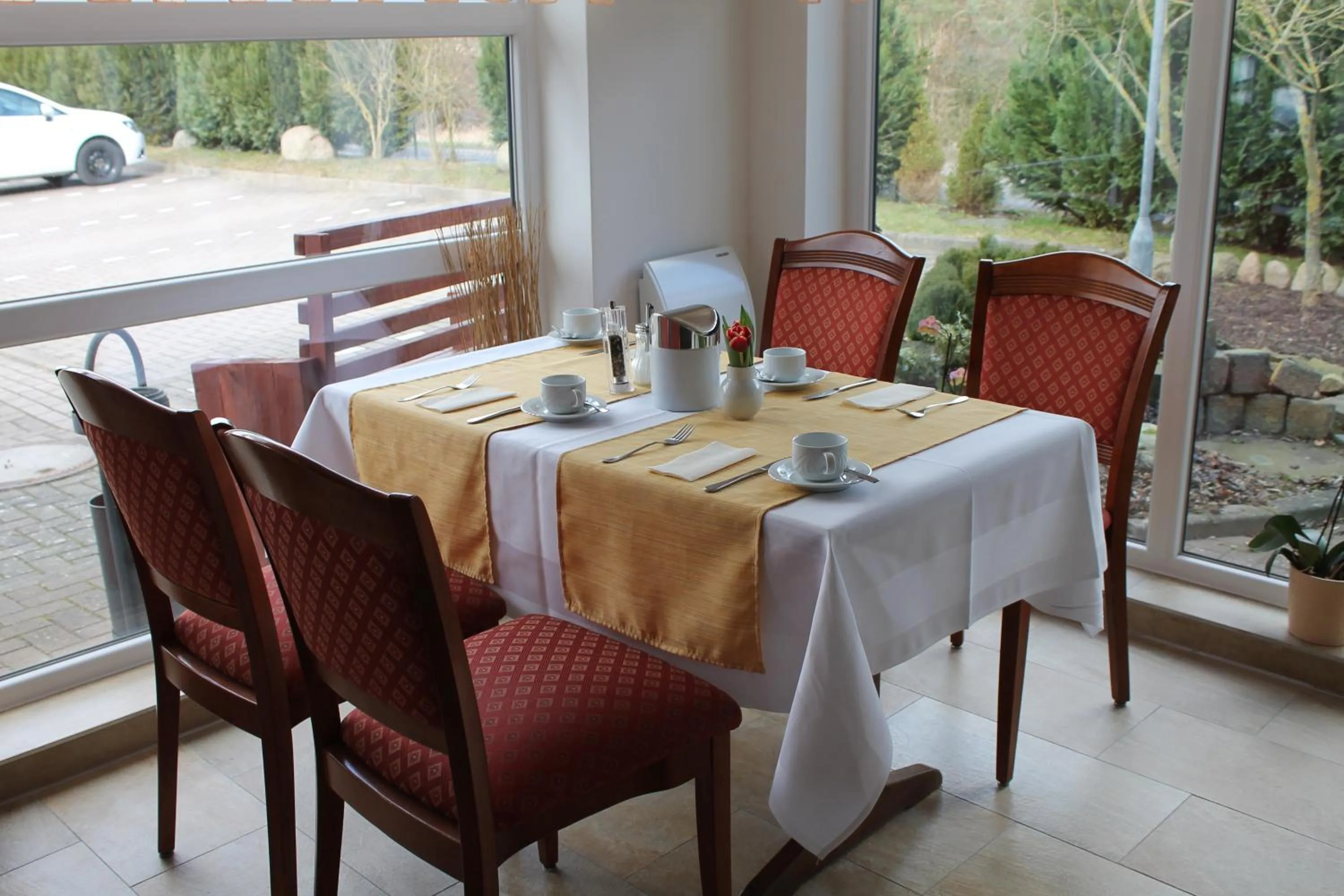 Restaurant/places to eat in Lindenhotel Stralsund