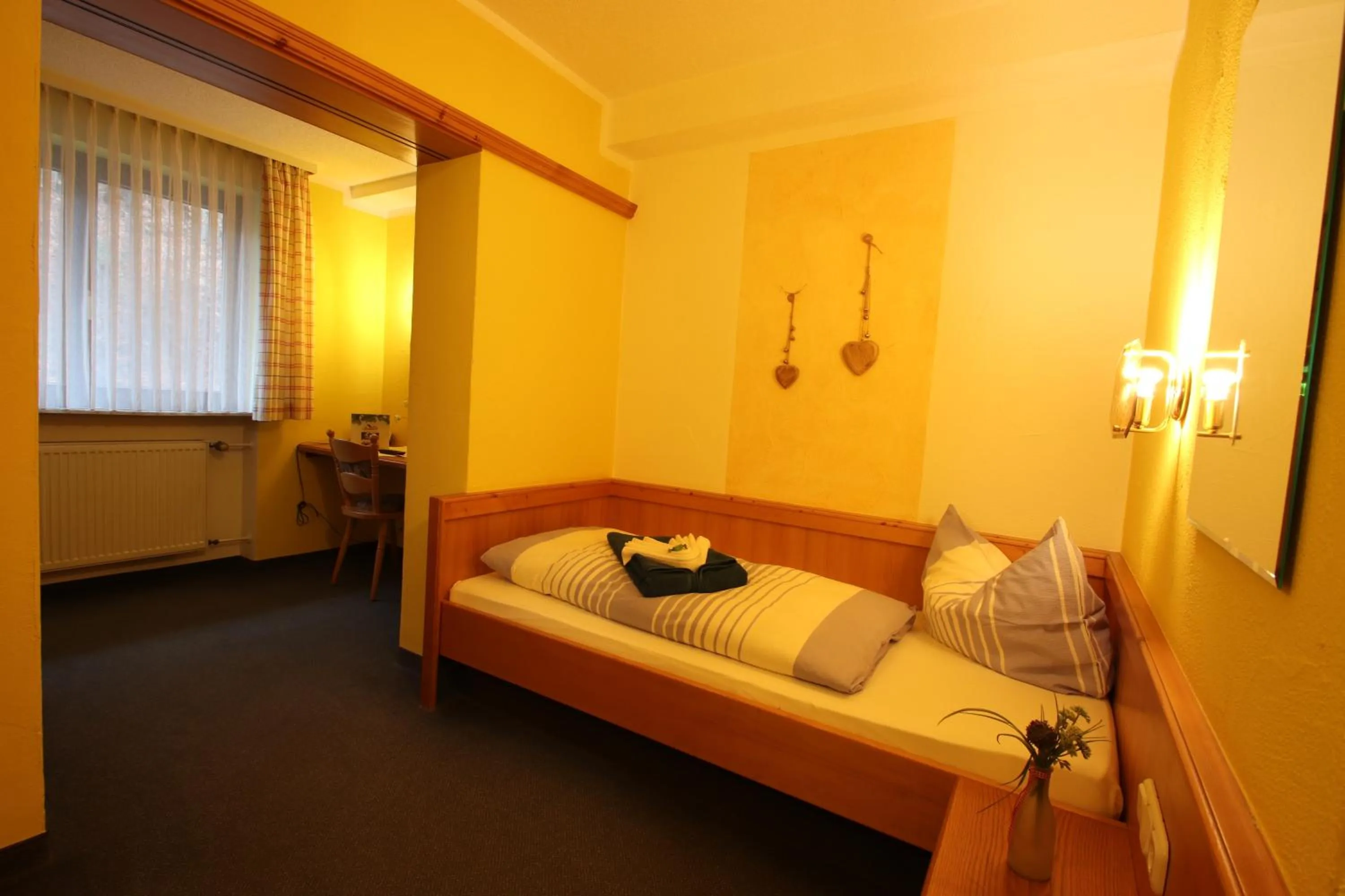 Bed in Günstige Zimmer im Spessart