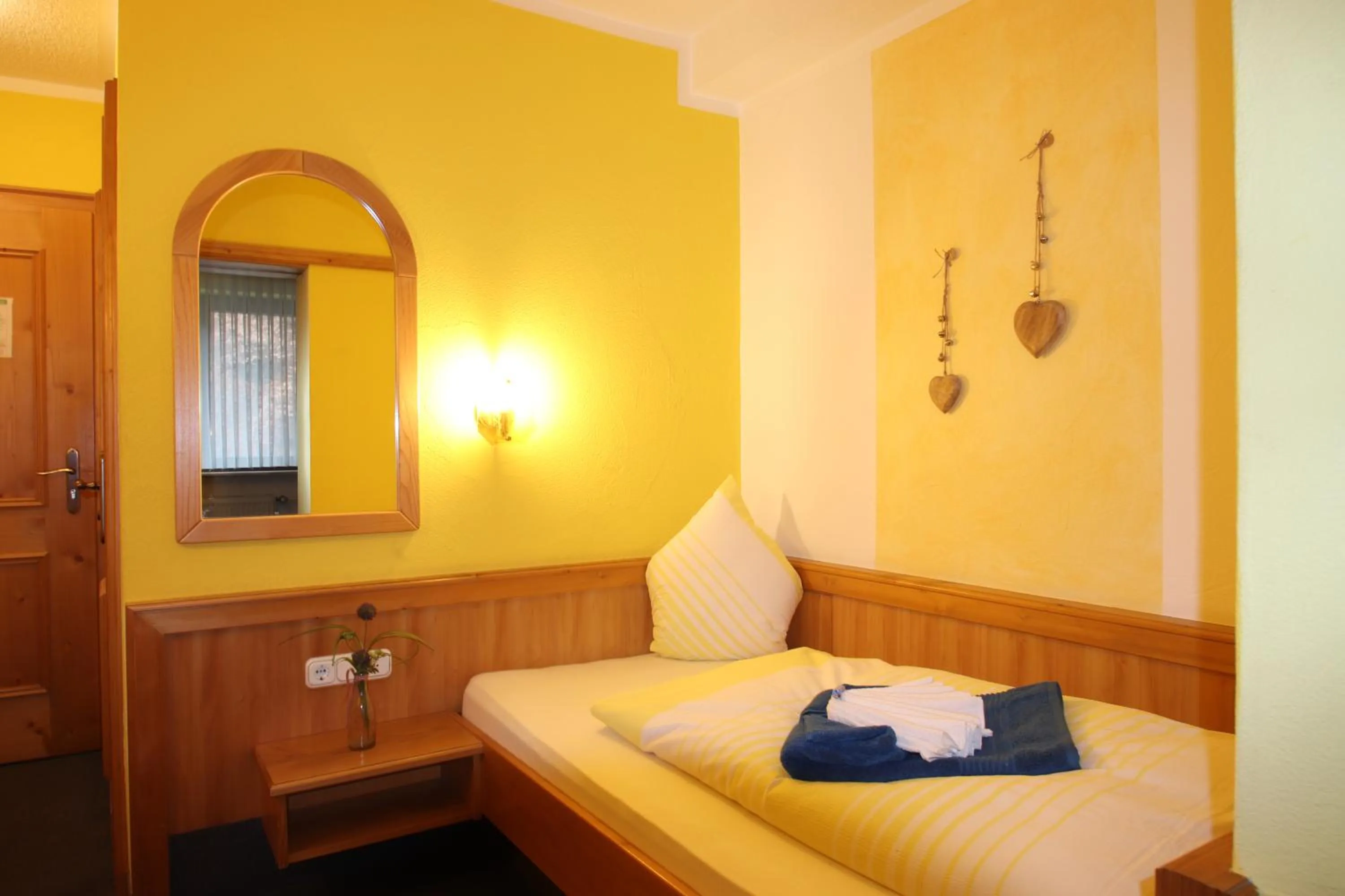 Bed in Günstige Zimmer im Spessart