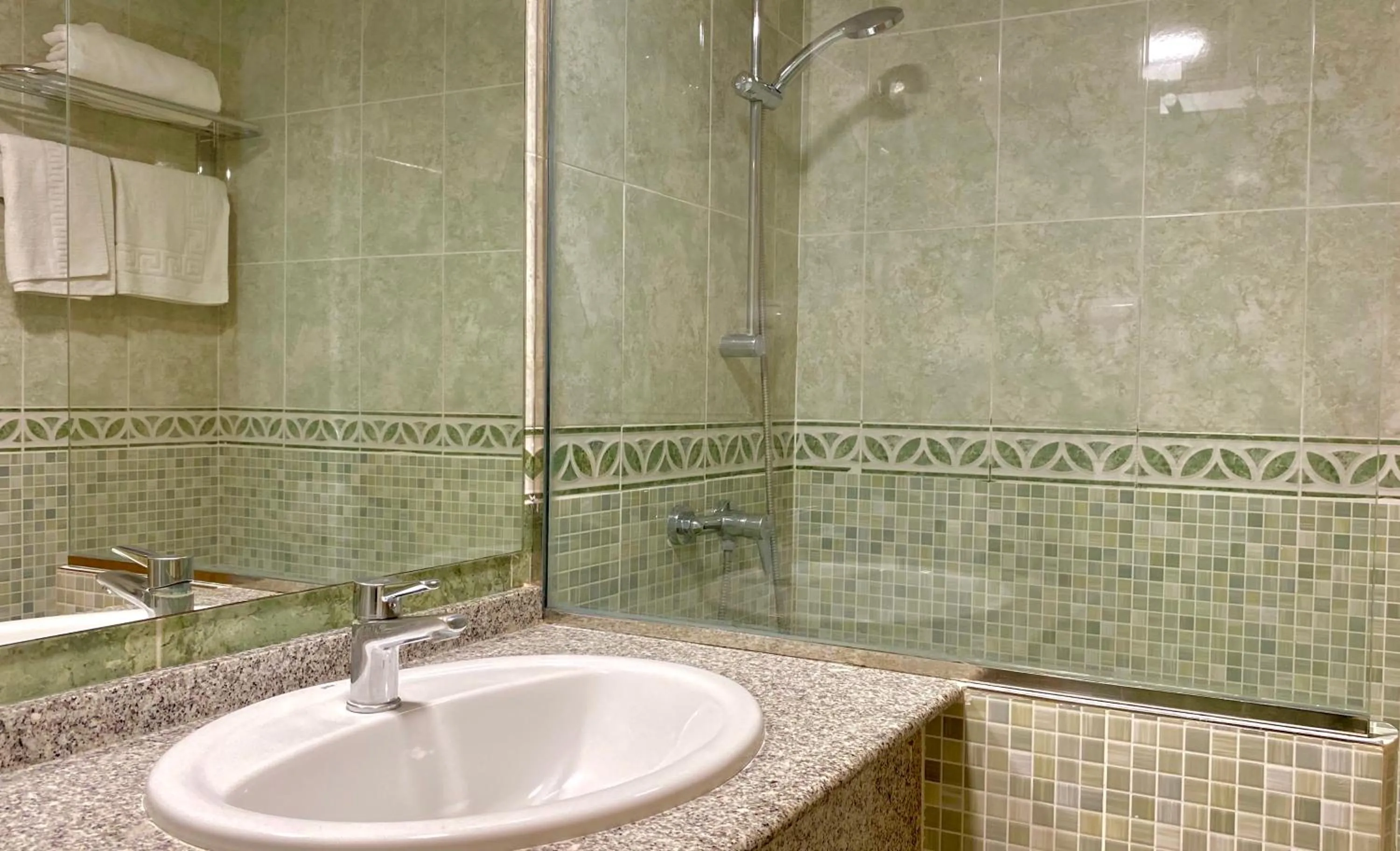 Shower in Gemelos 22 - Siroco