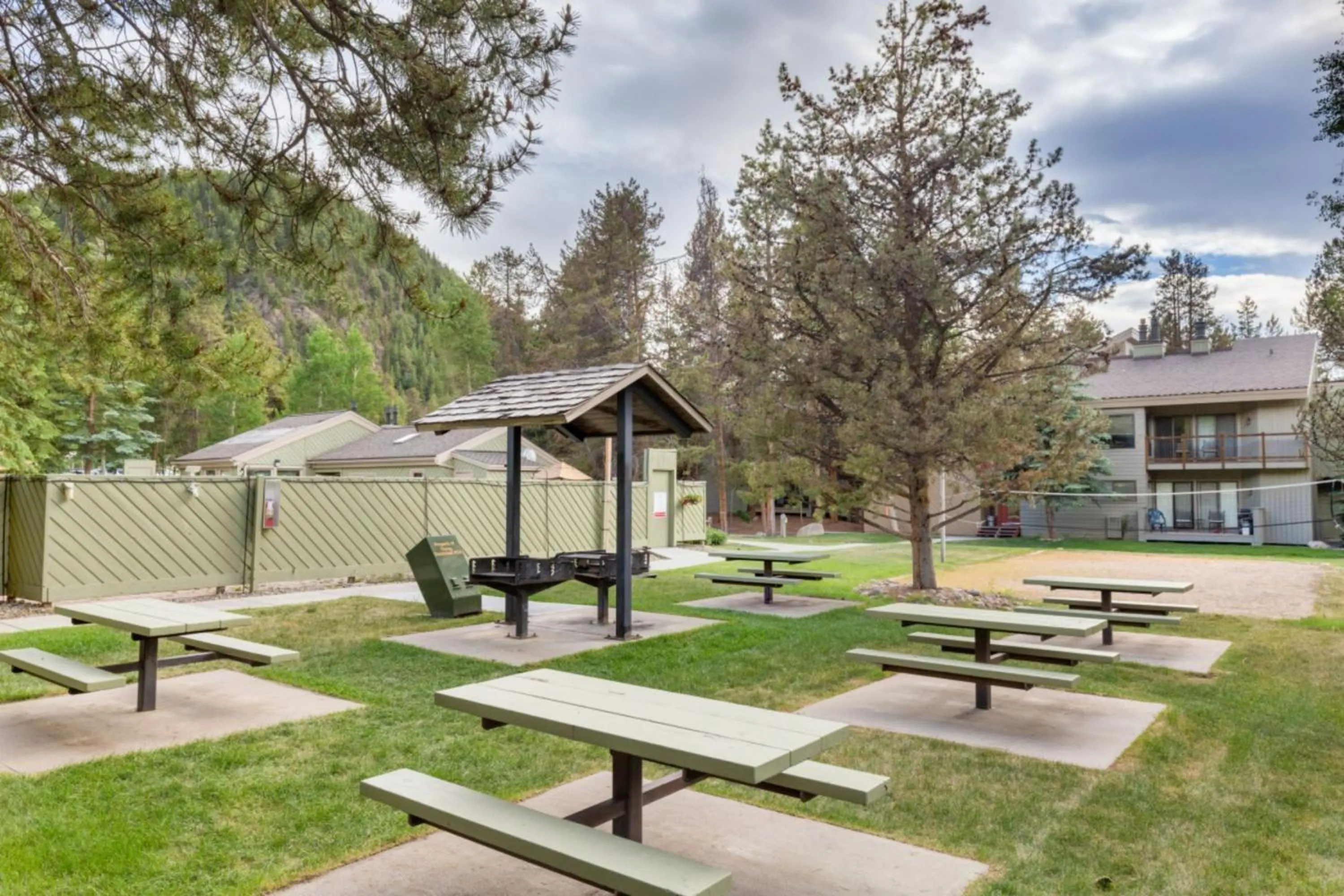 BBQ facilities in Flying Dutchman by Summit County Mountain Retreats