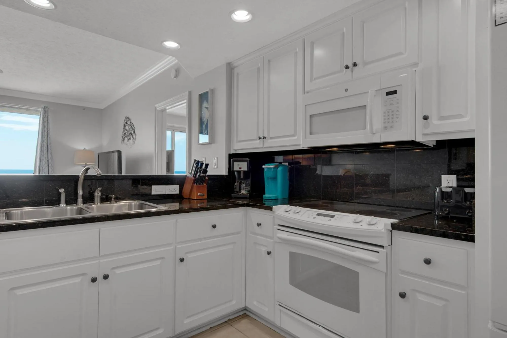 Kitchen or kitchenette in Treasure Island 0207