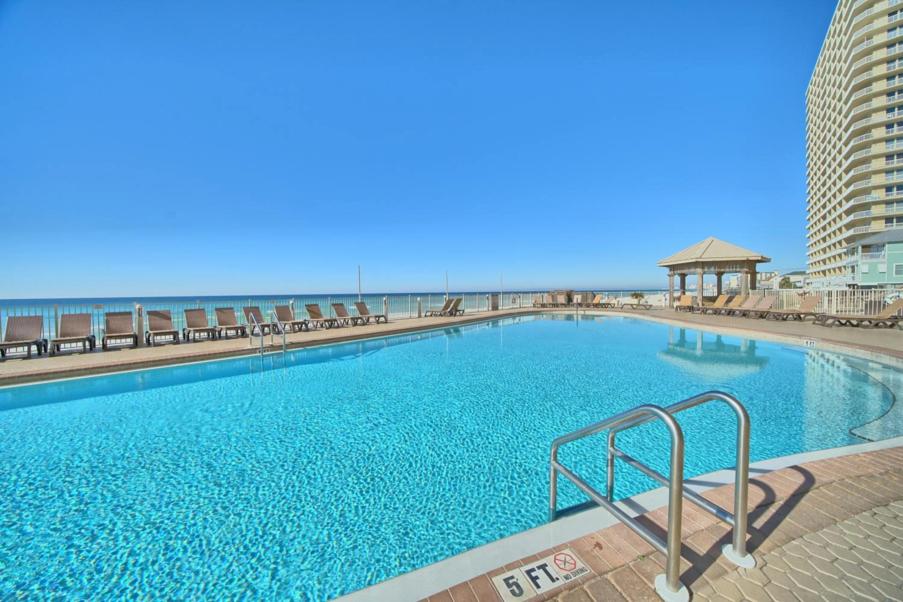 Swimming pool in Treasure Island 0207