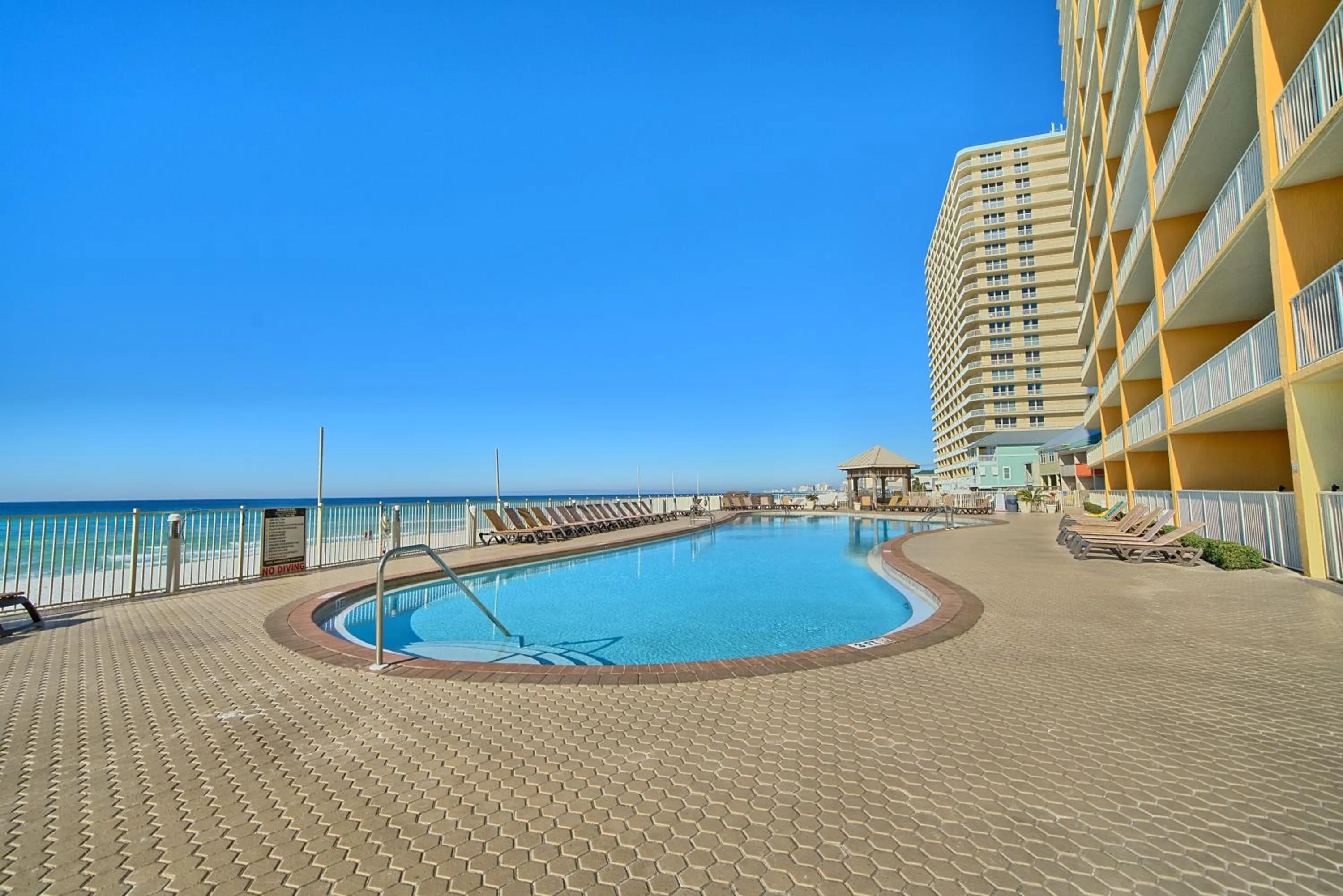 Swimming pool in Treasure Island 0210