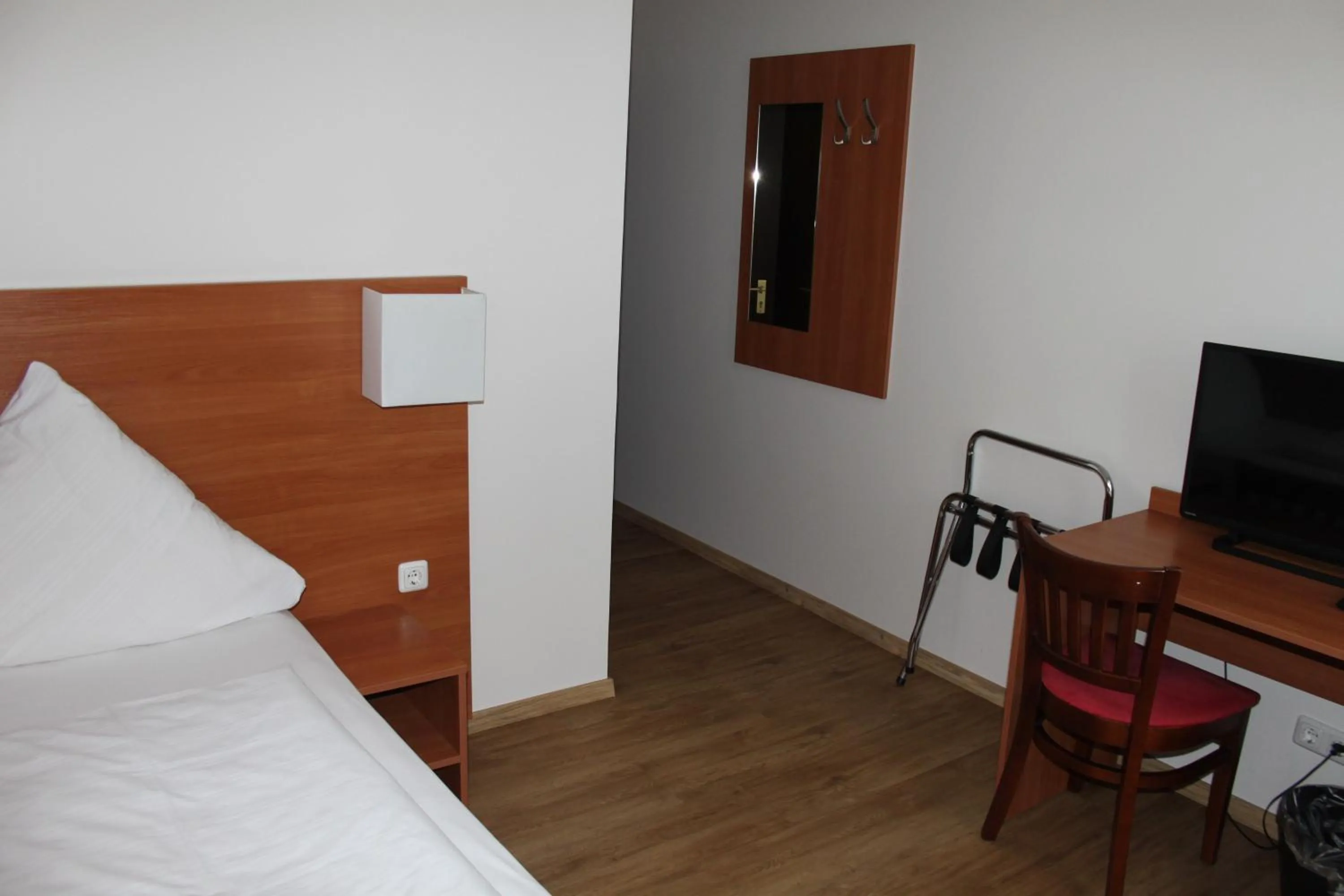 Photo of the whole room, Bed in Stadt-Gut-Hotel Zum Rathaus