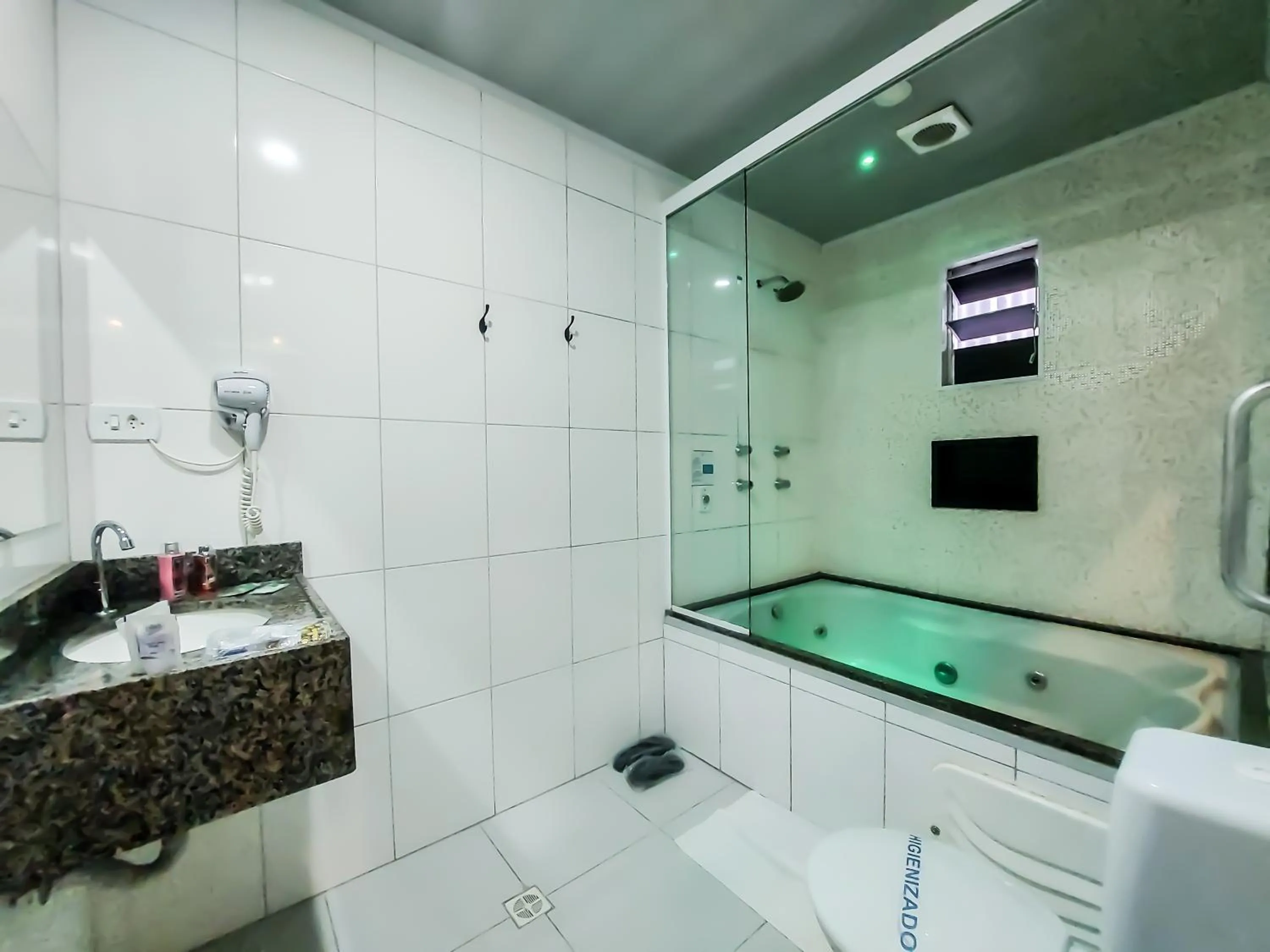 Shower in Único Motel Faria Lima