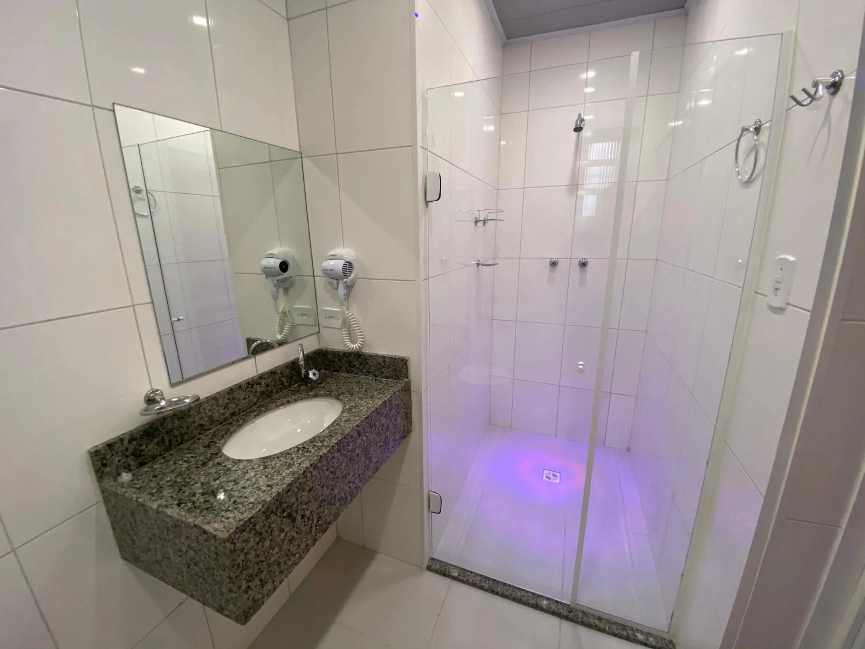 Shower in Único Motel Faria Lima