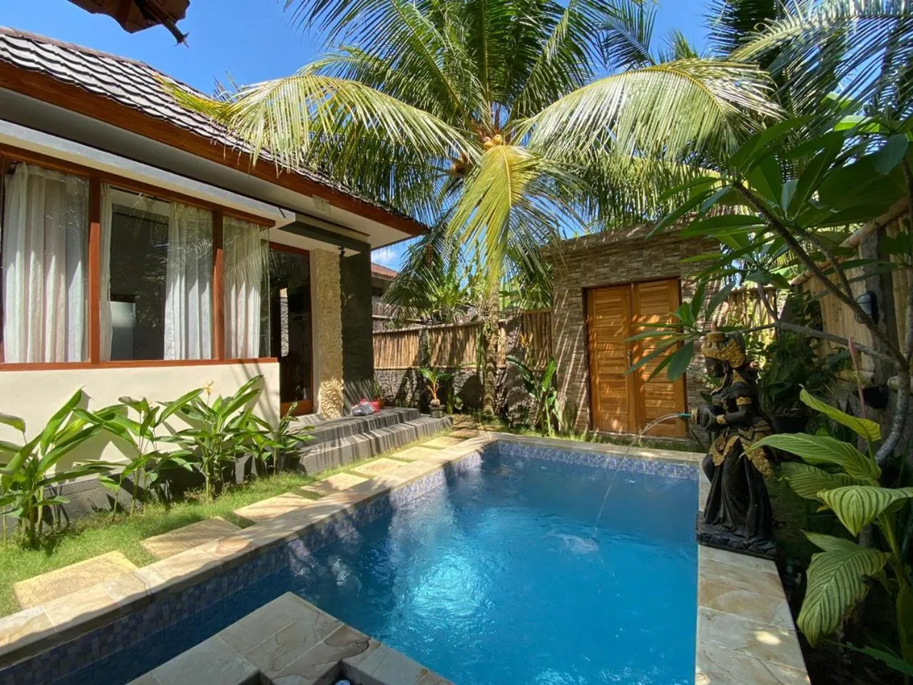 Swimming pool in Villa Melanting