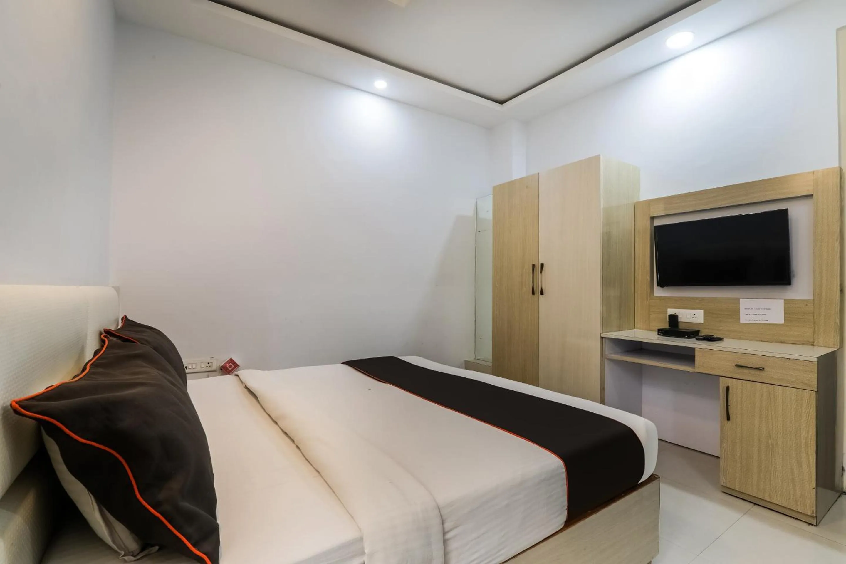 Lobby or reception, Bed in Super OYO Hotel O Kiara Inn