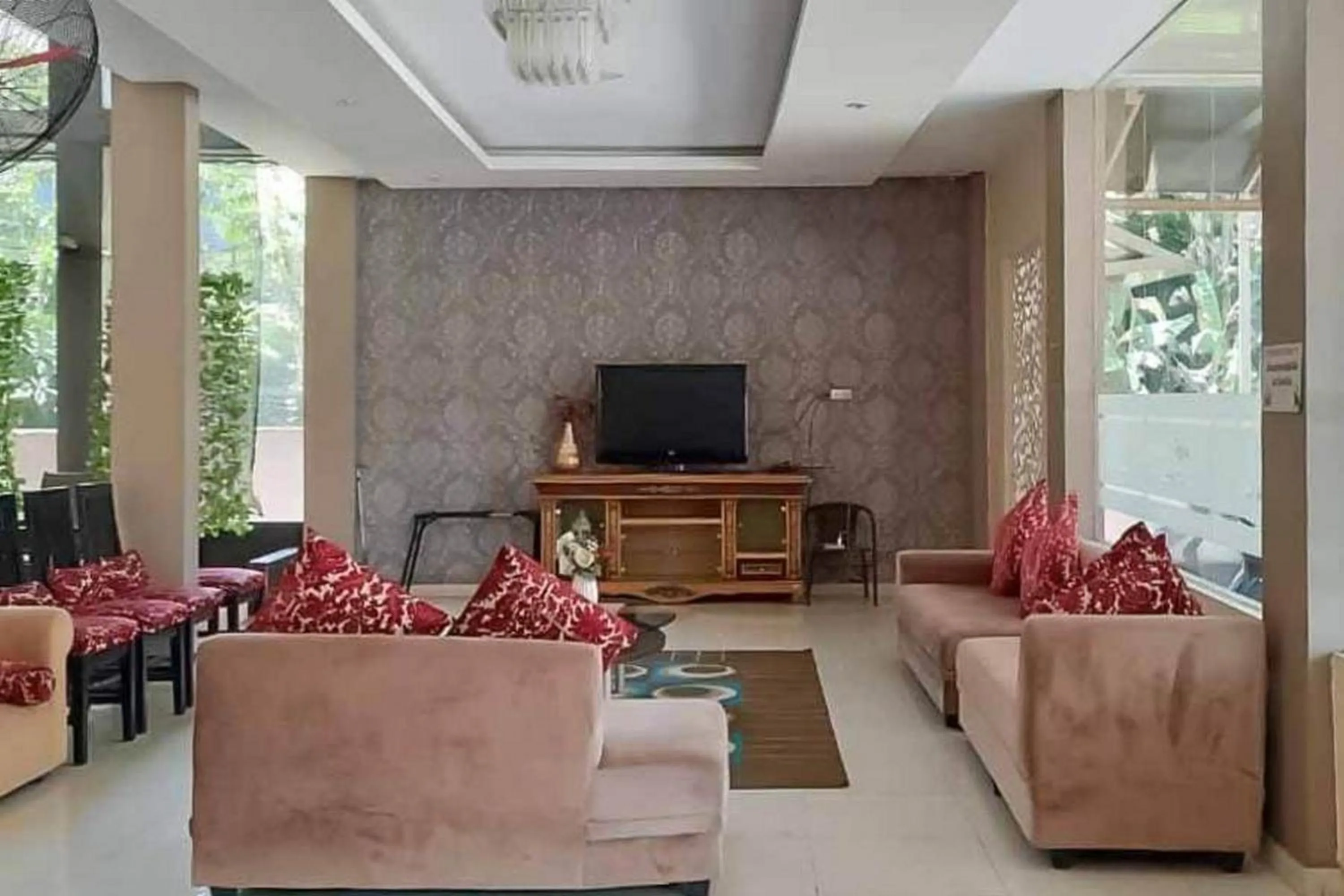 Communal lounge/ TV room in Pakansari Guest Inn Mitra RedDoorz