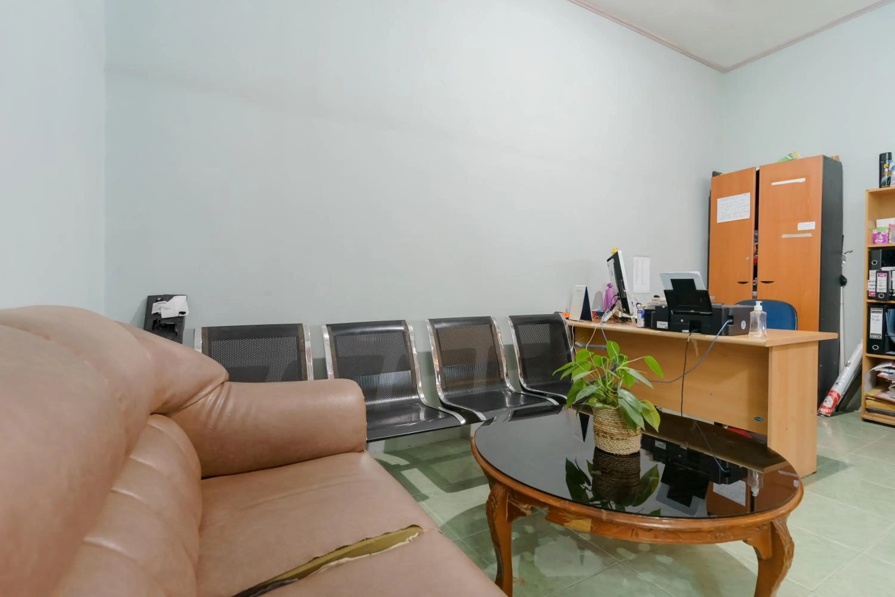 Seating area in Asokatama Residence Syariah Mitra RedDoorz