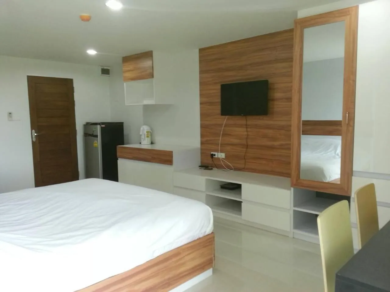 Bedroom, Bed in The Seasons