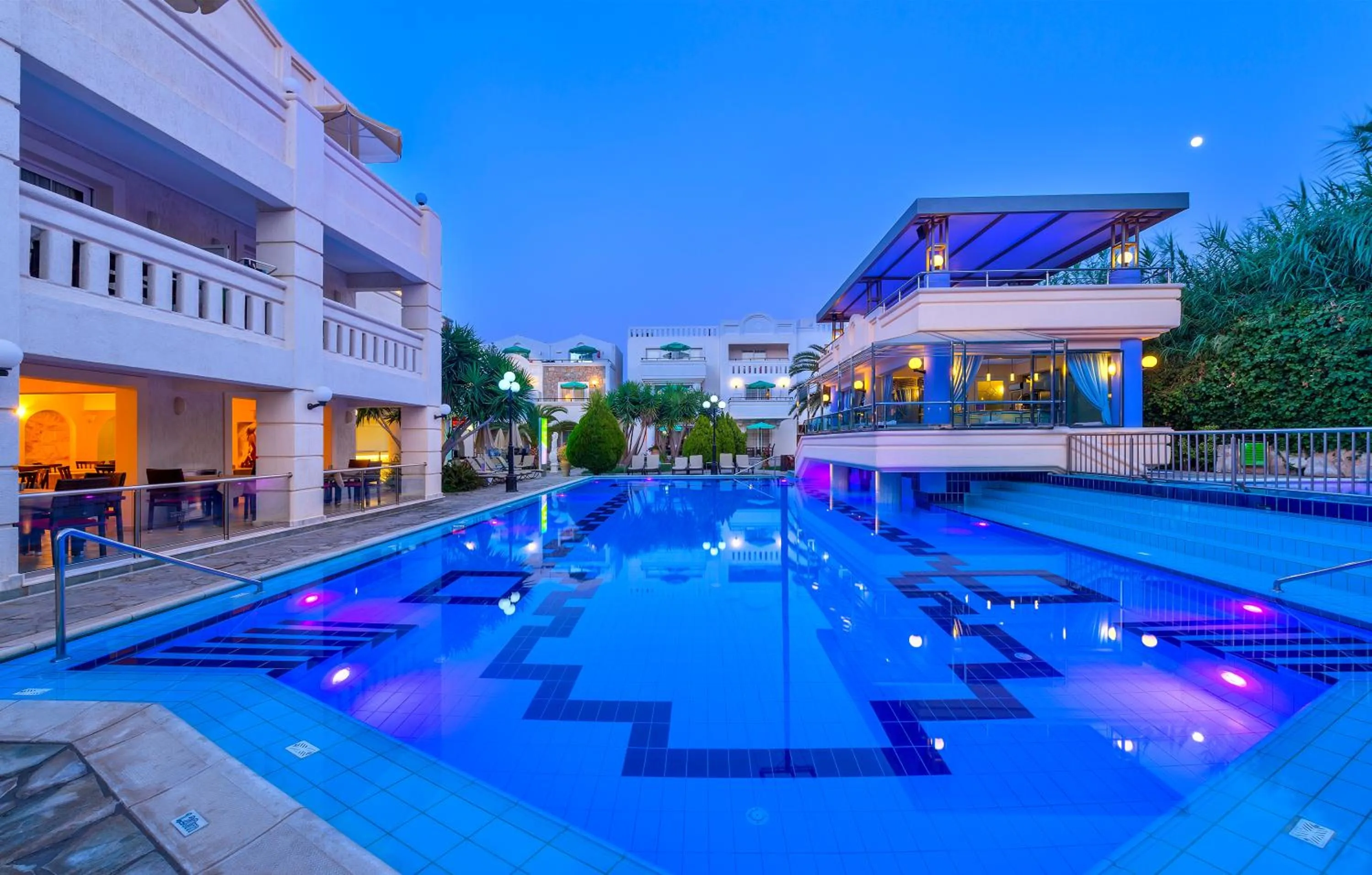 Swimming pool in Castle Suites Hotel