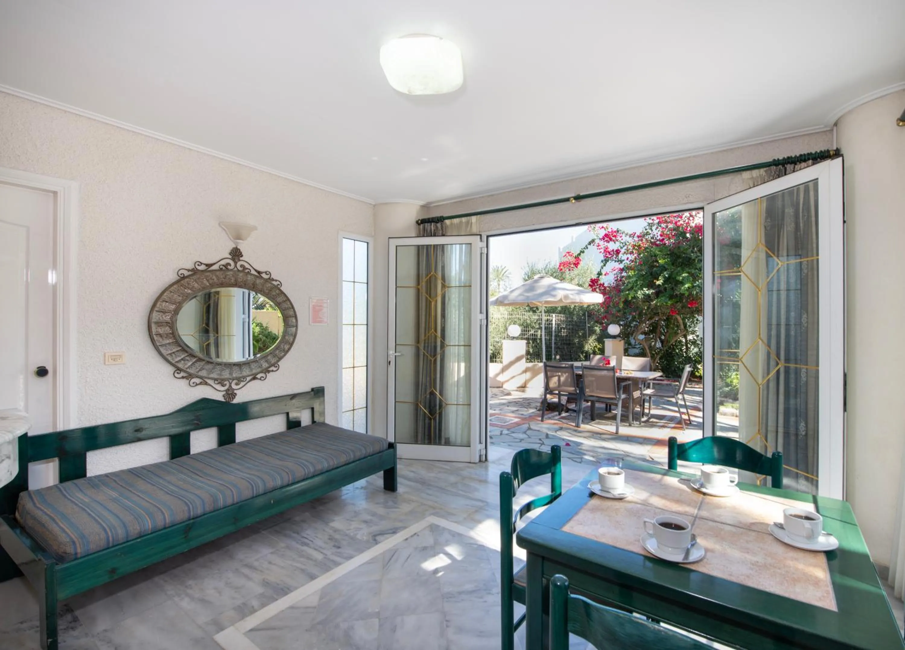 Patio, Bed in Castle Suites Hotel