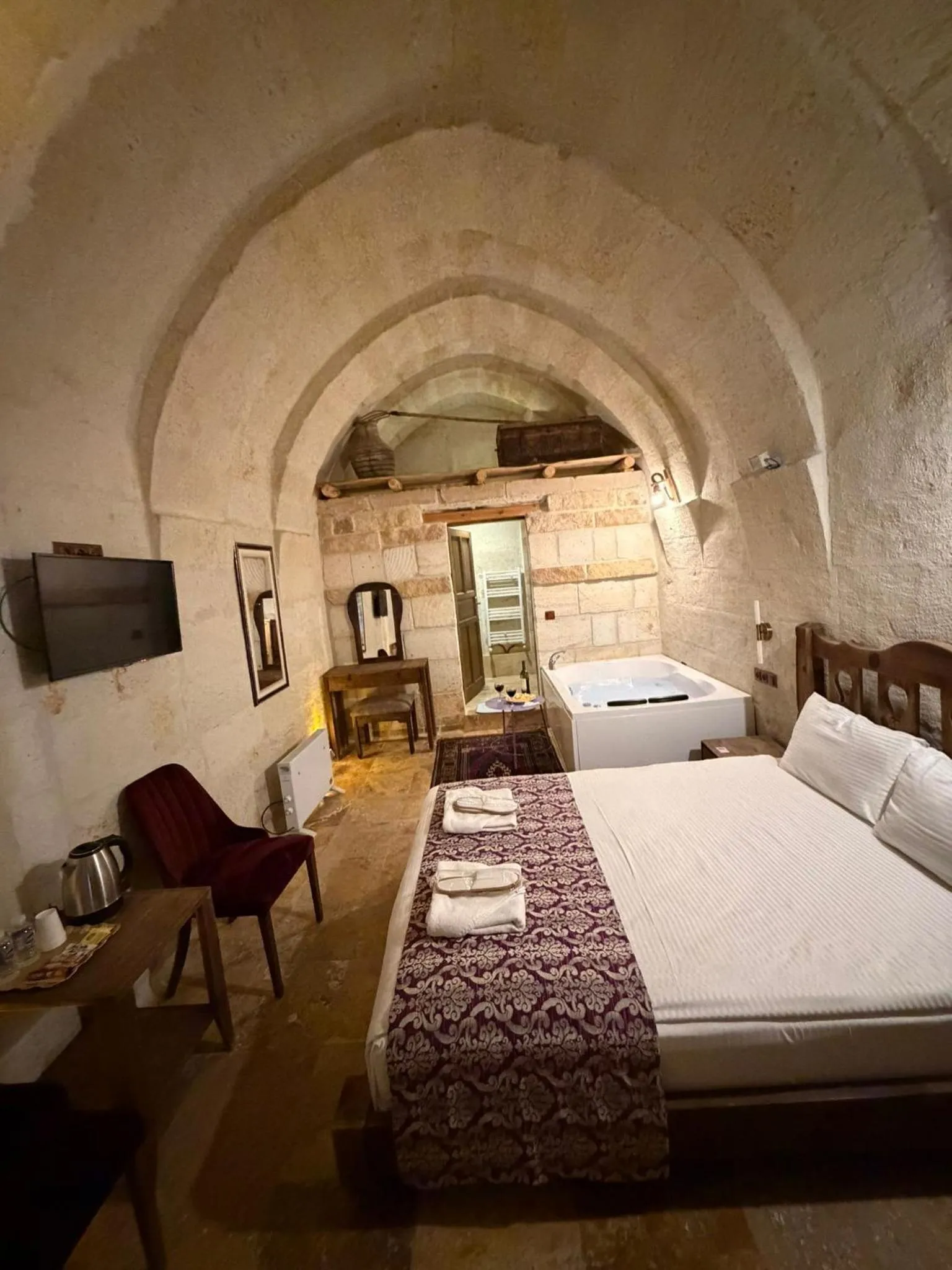 Photo of the whole room, Bed in Cappadocia Balloon House