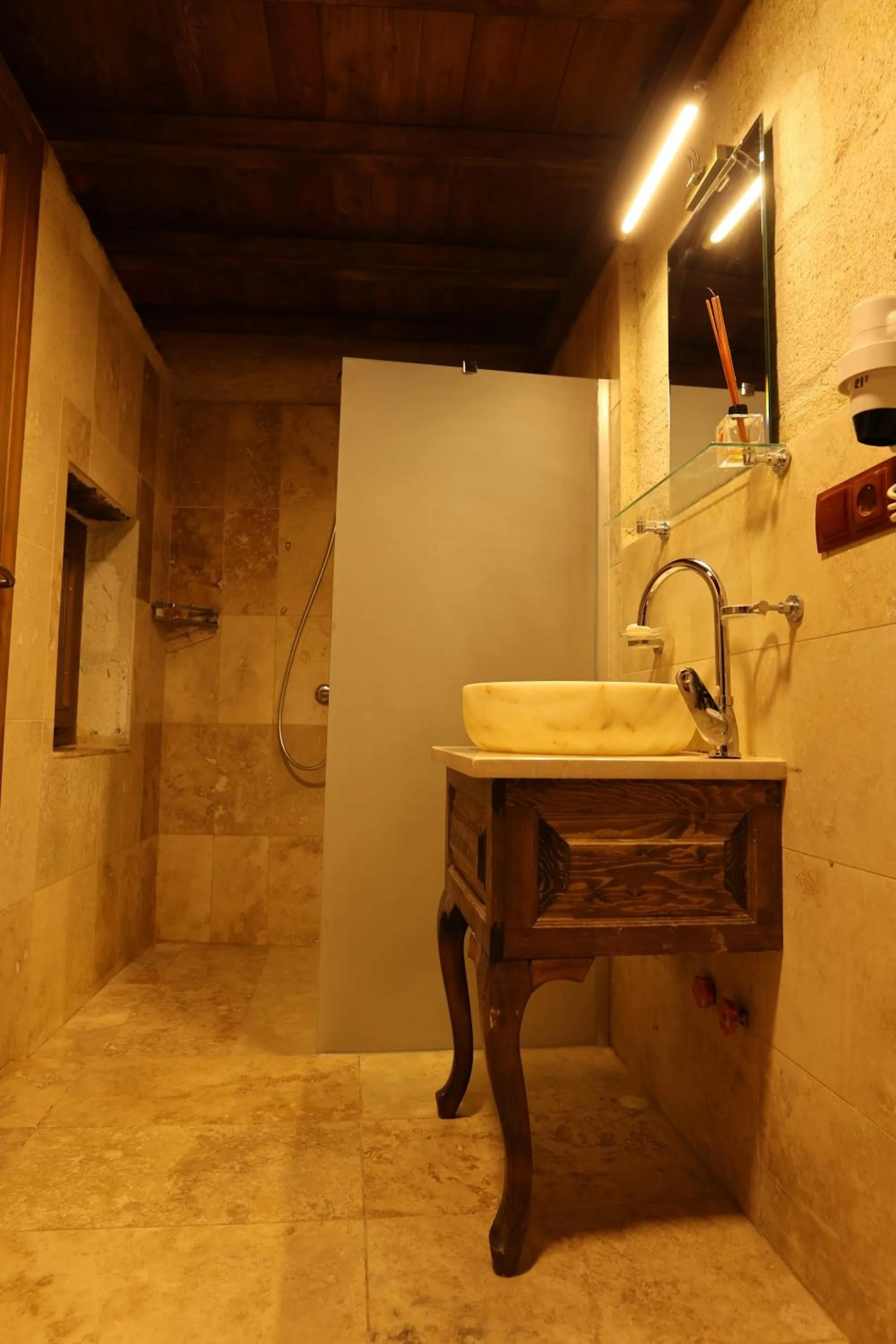 Shower in Zanta Suite Hotel