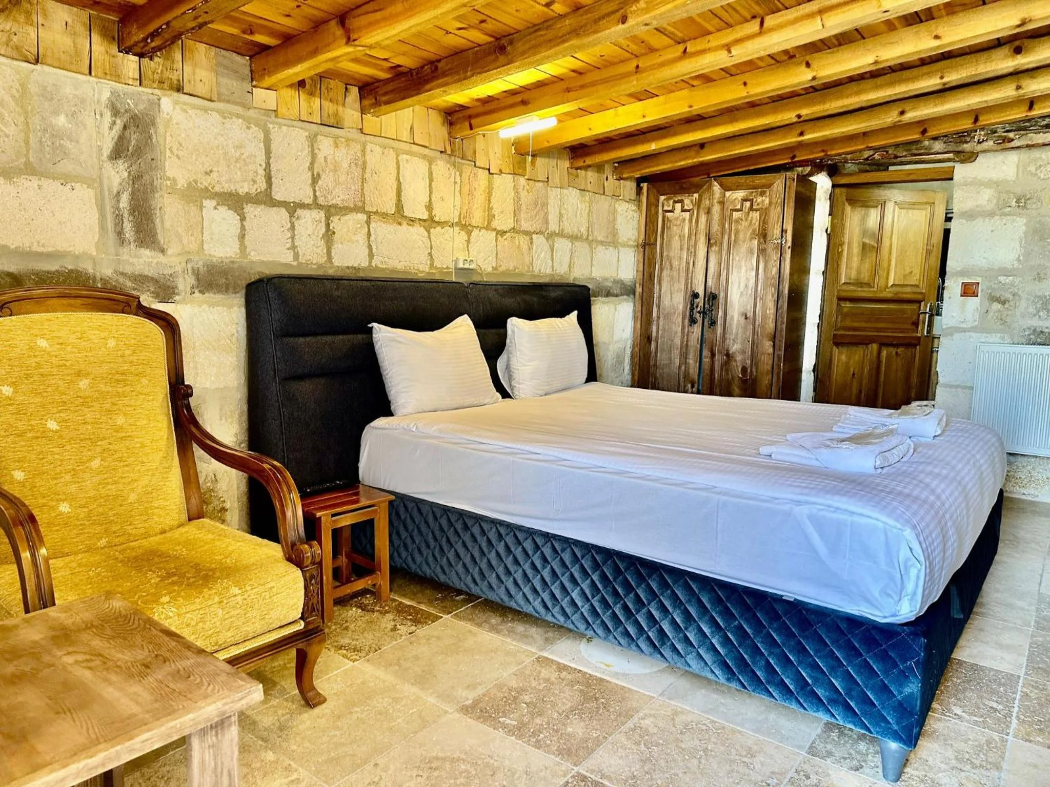 Photo of the whole room, Bed in Zanta Suite Hotel