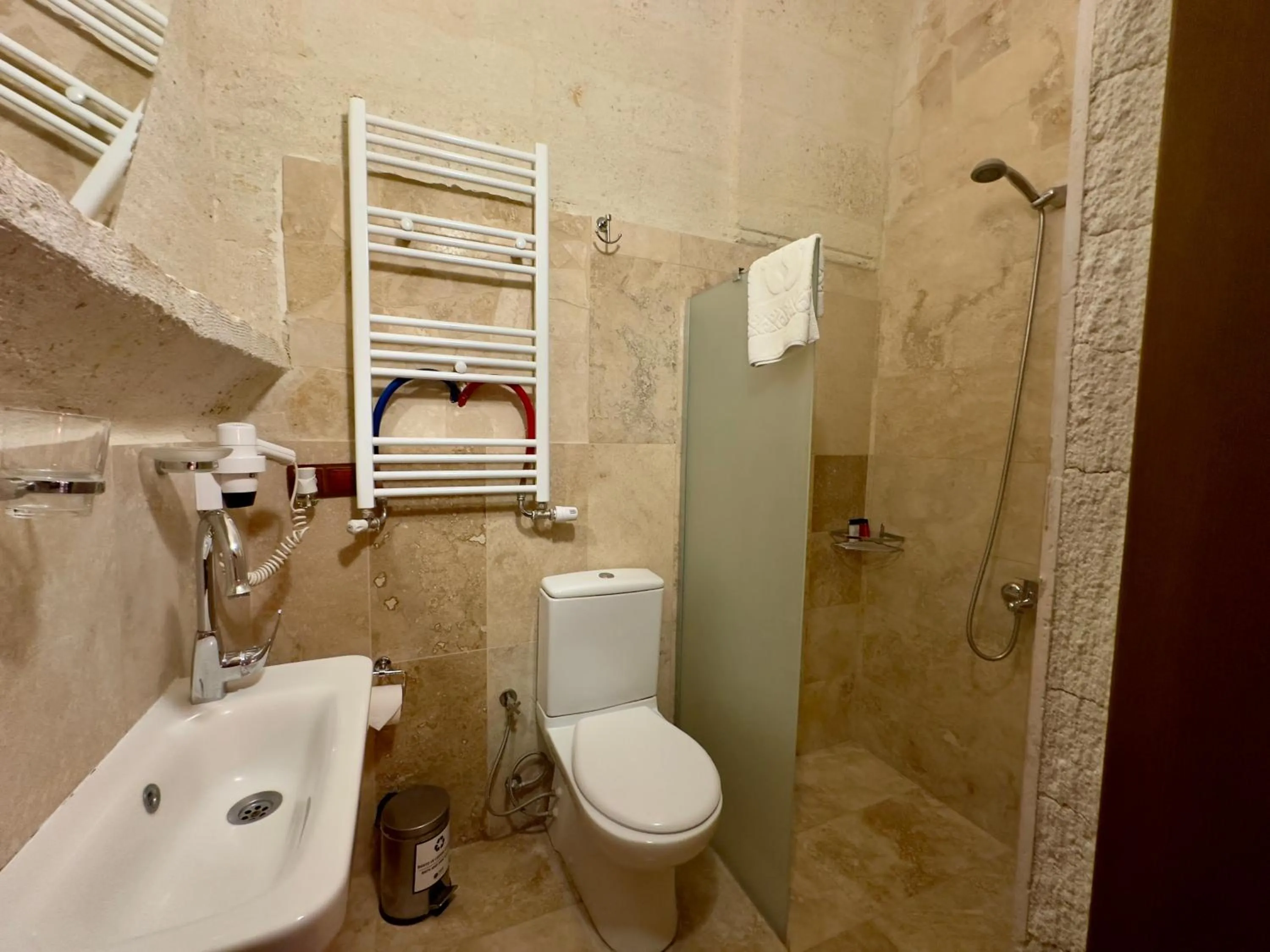 Toilet in Zanta Suite Hotel