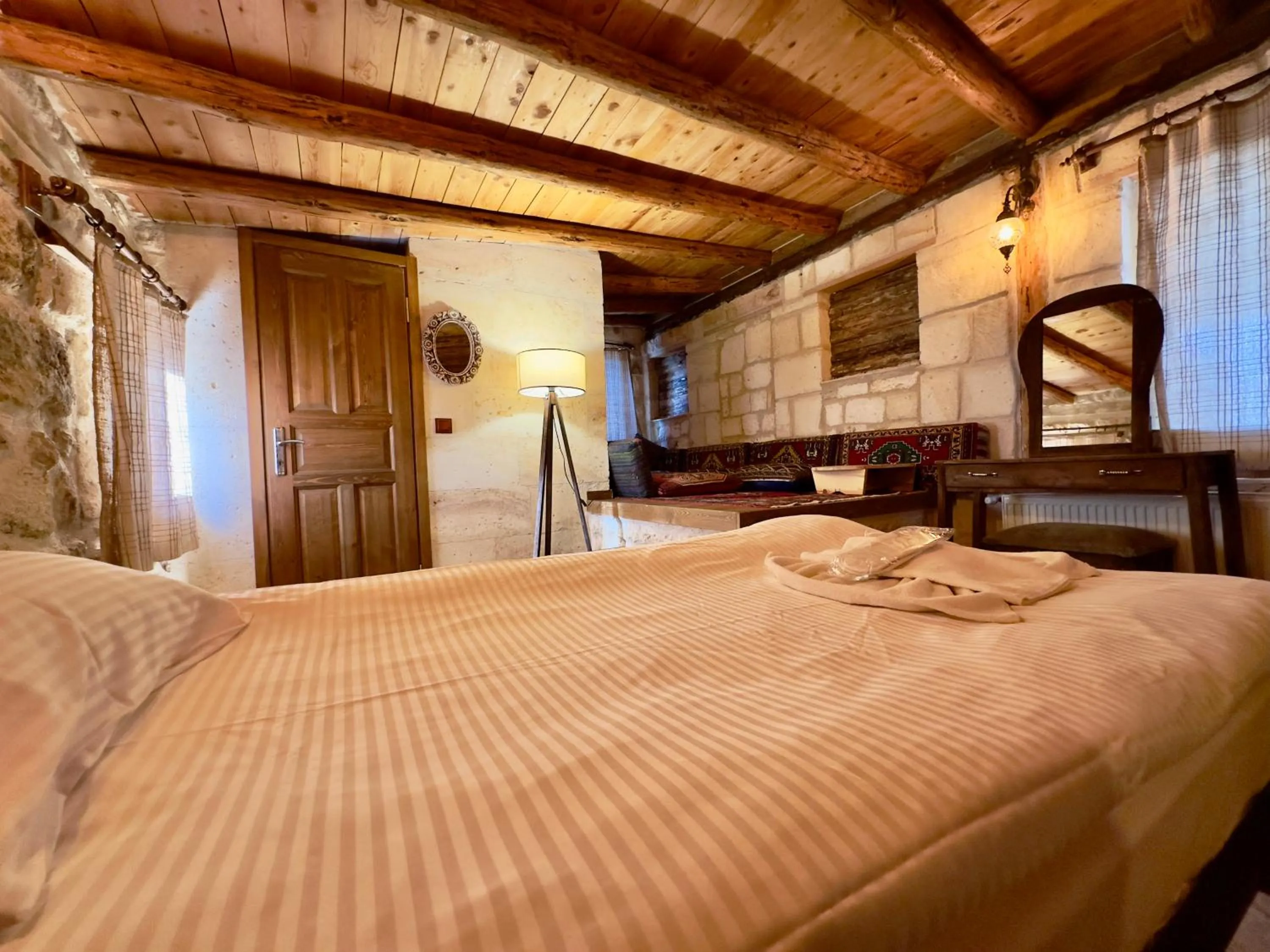 Living room, Bed in Zanta Suite Hotel