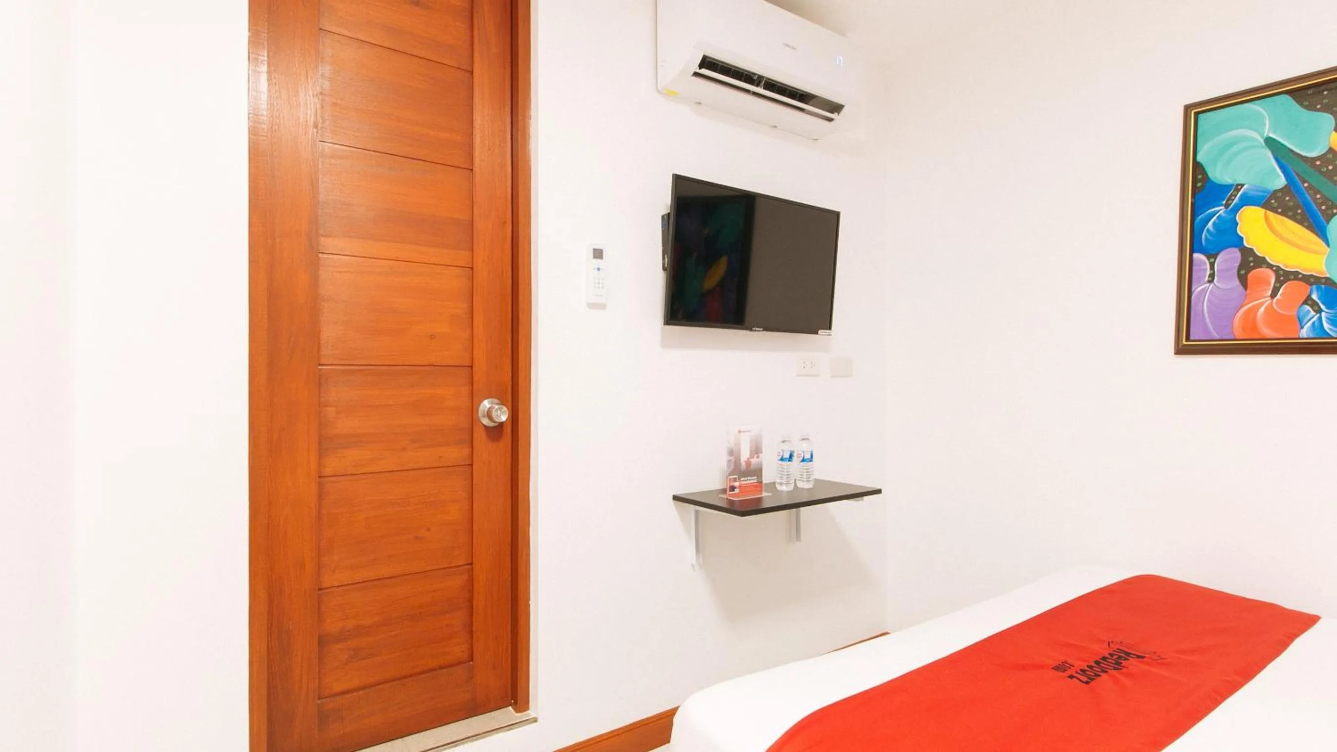 Bed in RedDoorz near Mercado del Lago