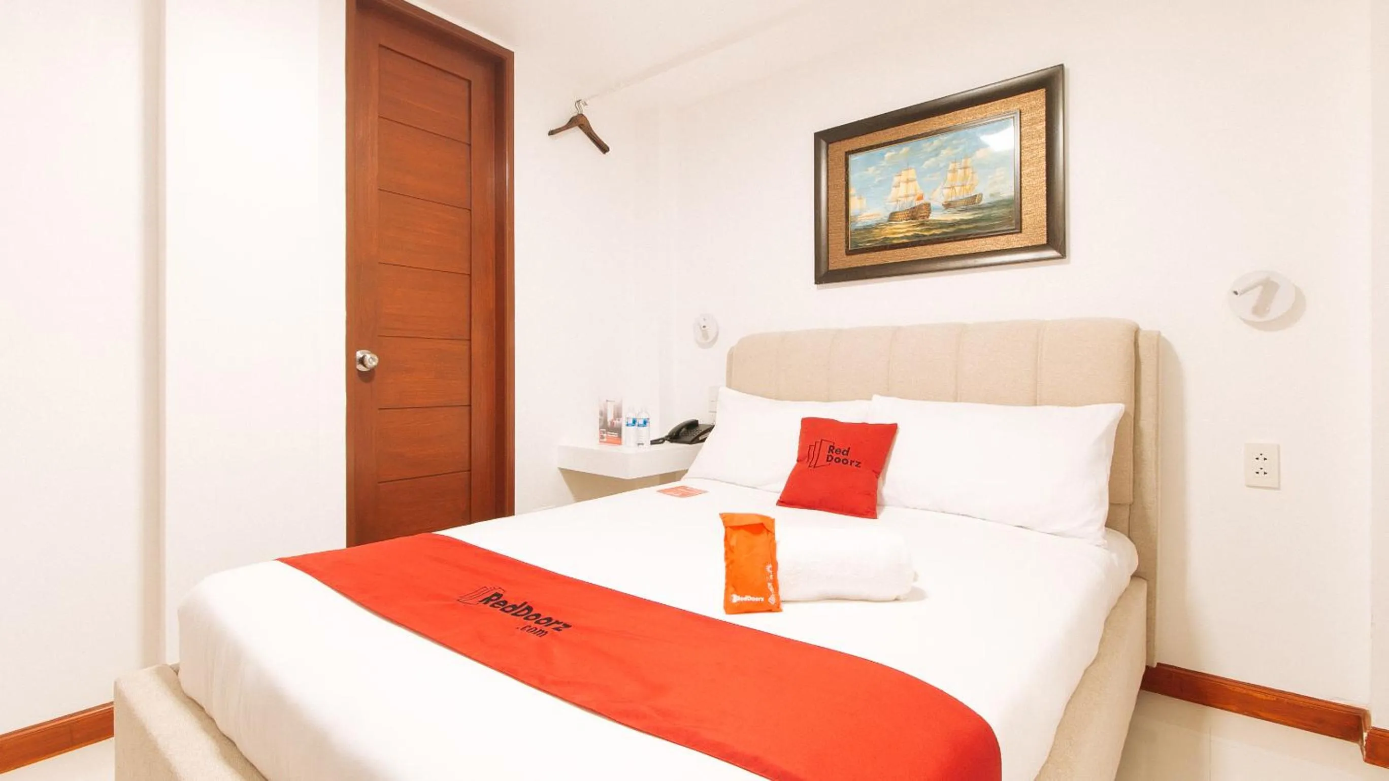 Bed in RedDoorz near Mercado del Lago